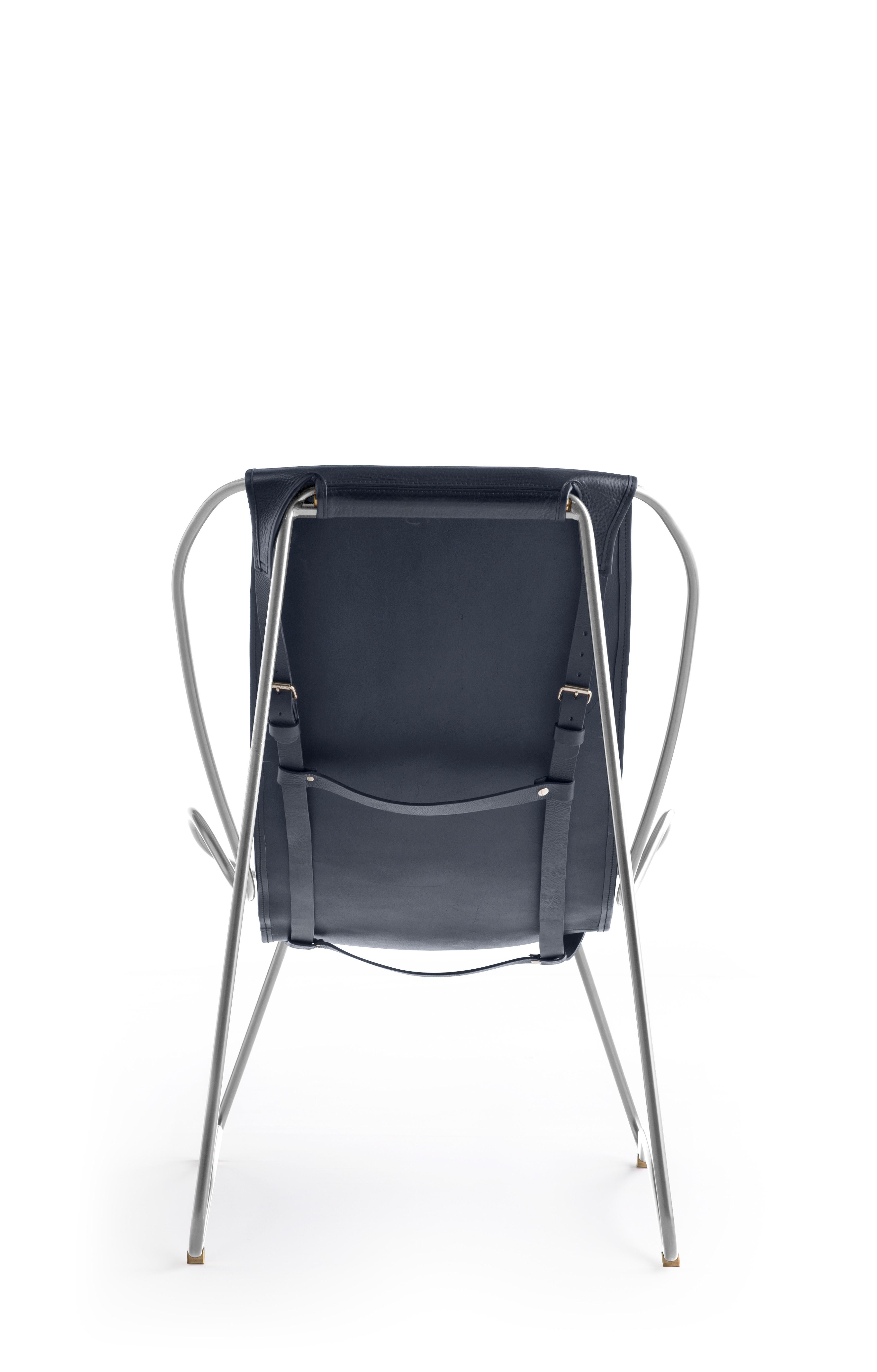 Set Contemporary Sculptural Chaise Lounge & Ottoman Silbernes Metall & Marinefarbenes Leder (Spanisch) im Angebot