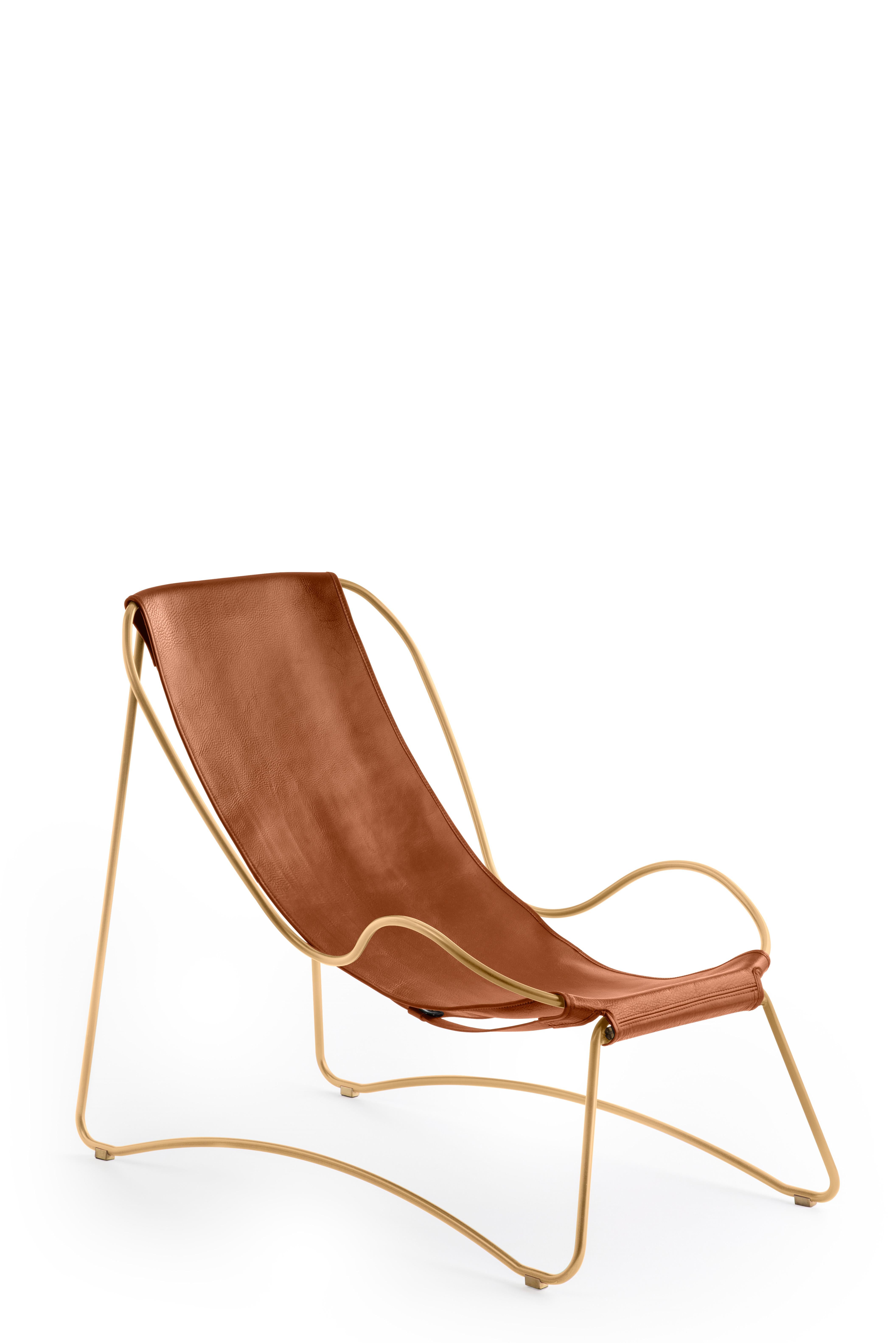Espagnol Ensemble sculptural de chaises longues et de pouf en laiton vieilli et cuir brun clair naturel en vente