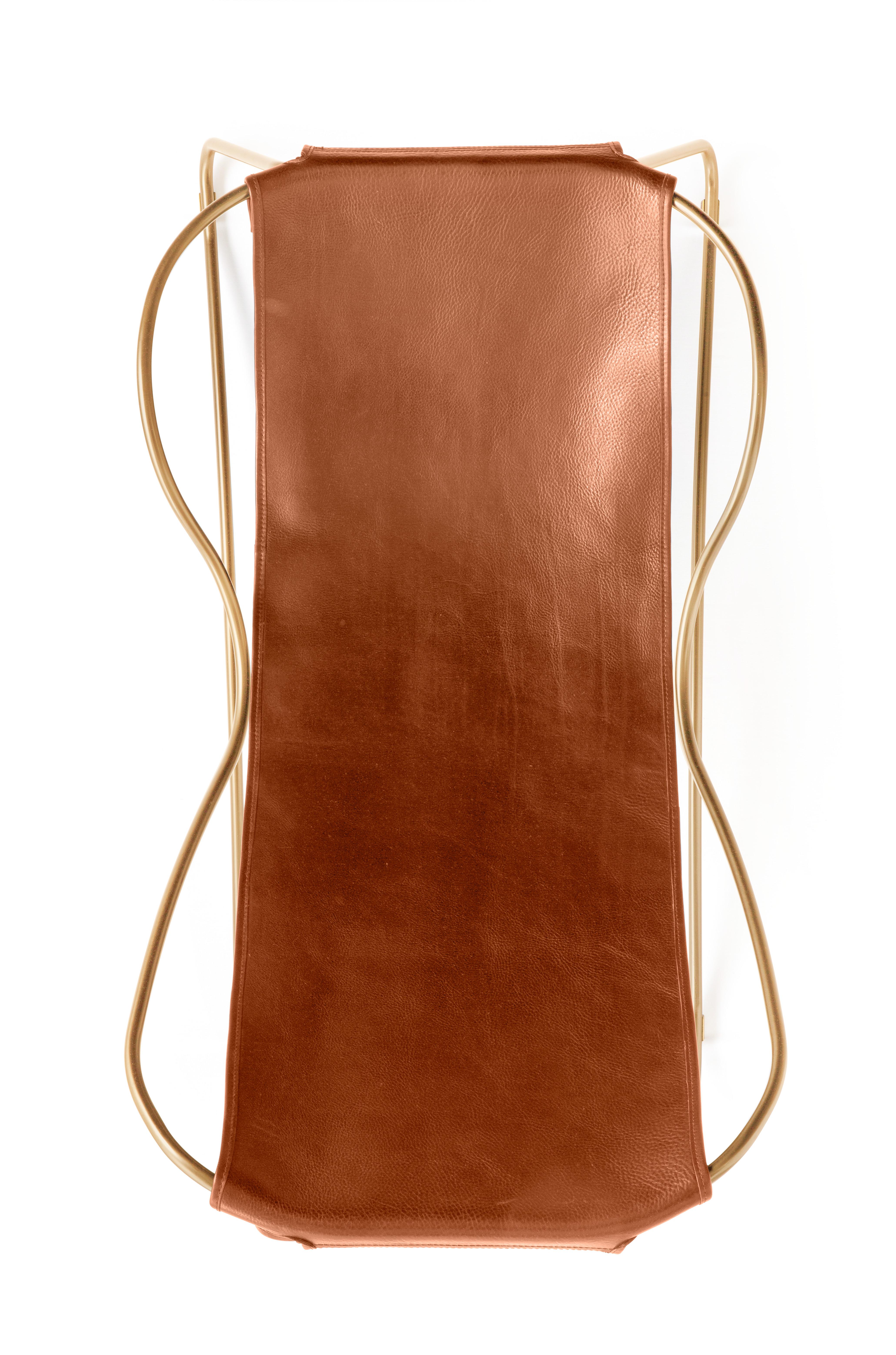 Laqué Ensemble sculptural de chaises longues et de pouf en laiton vieilli et cuir brun clair naturel en vente