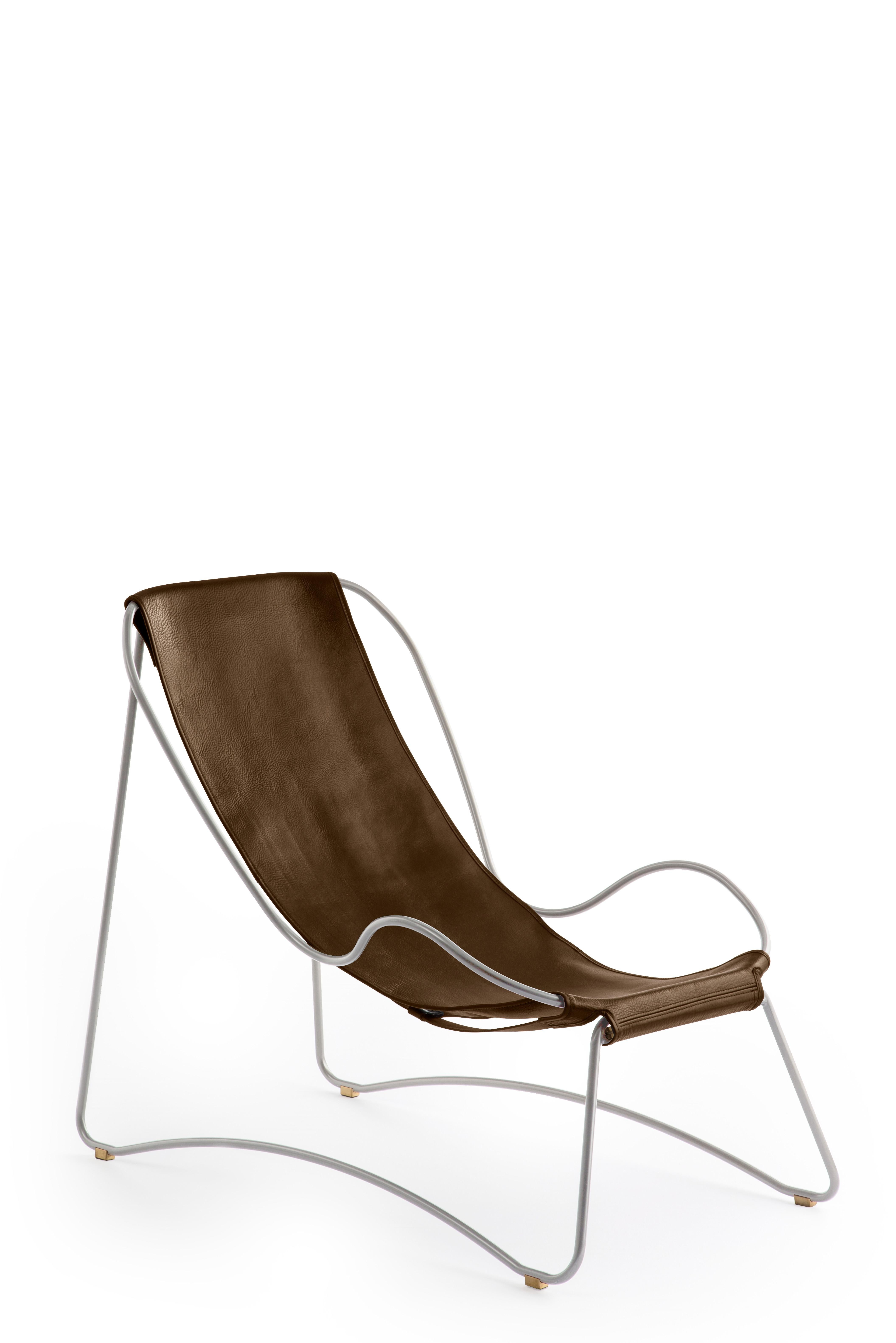 Set Artisan Sculptural Chaise Lounge & Pouf Silbernes Metall und dunkelbraunes Leder  (Spanisch) im Angebot
