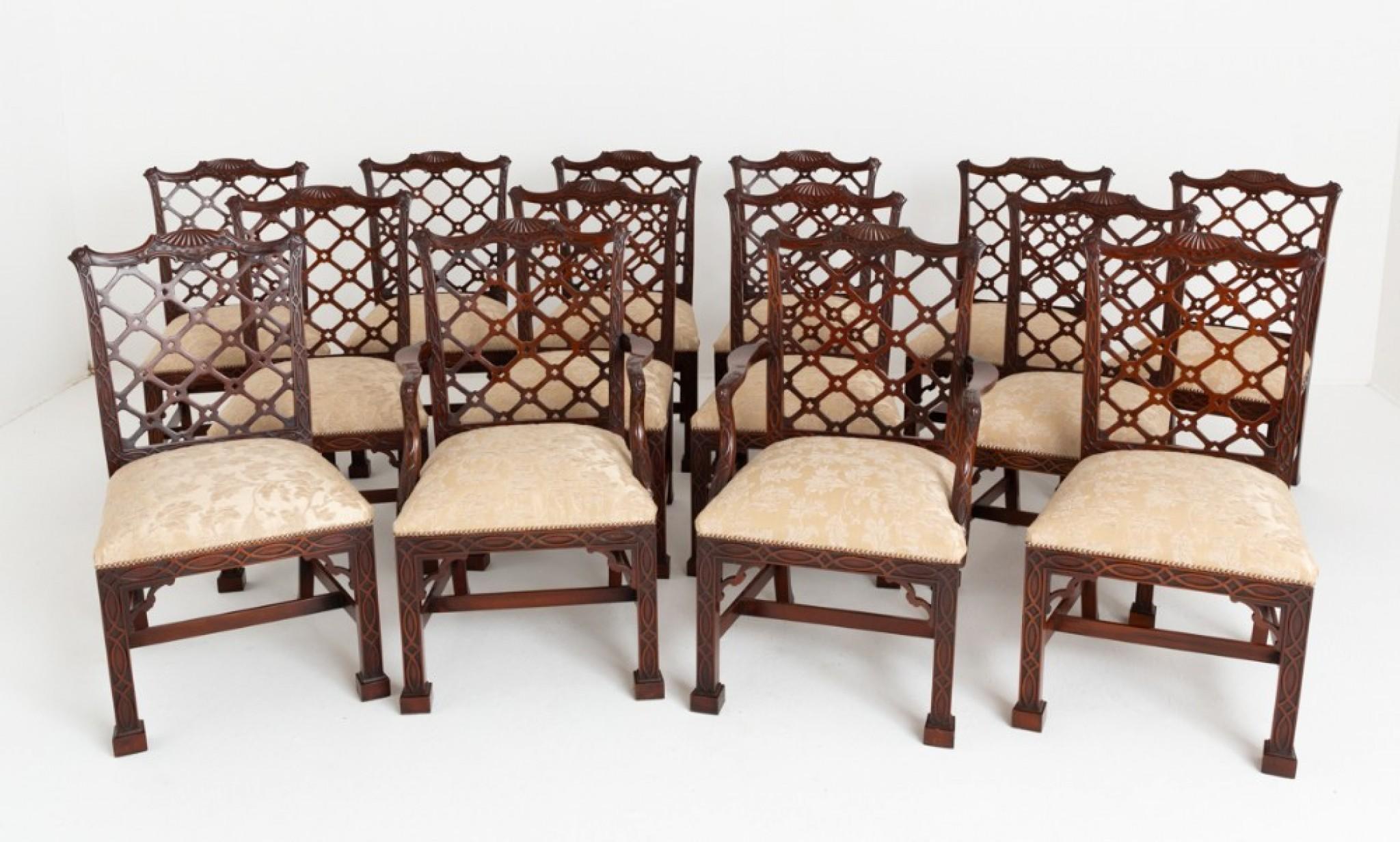 Eccezionale set di 14 sedie da pranzo in mogano Chippendale Revival.
Ecco un meraviglioso set di sedie realizzate in mogano di qualità.
Circa 1900
Le sedie sono definite ''Chippendale cinese'' e presentano gambe anteriori squadrate con traforo cieco