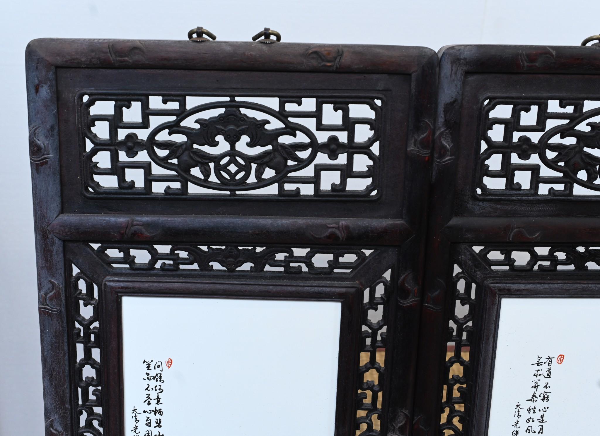 Magnifique ensemble de quatre plaques en porcelaine chinoise Famille Rose dans un cadre en bois dur et circa 1930.
Chaque plaque présente un motif unique peint à la main représentant divers personnages chinois, dont des sages et des femmes en