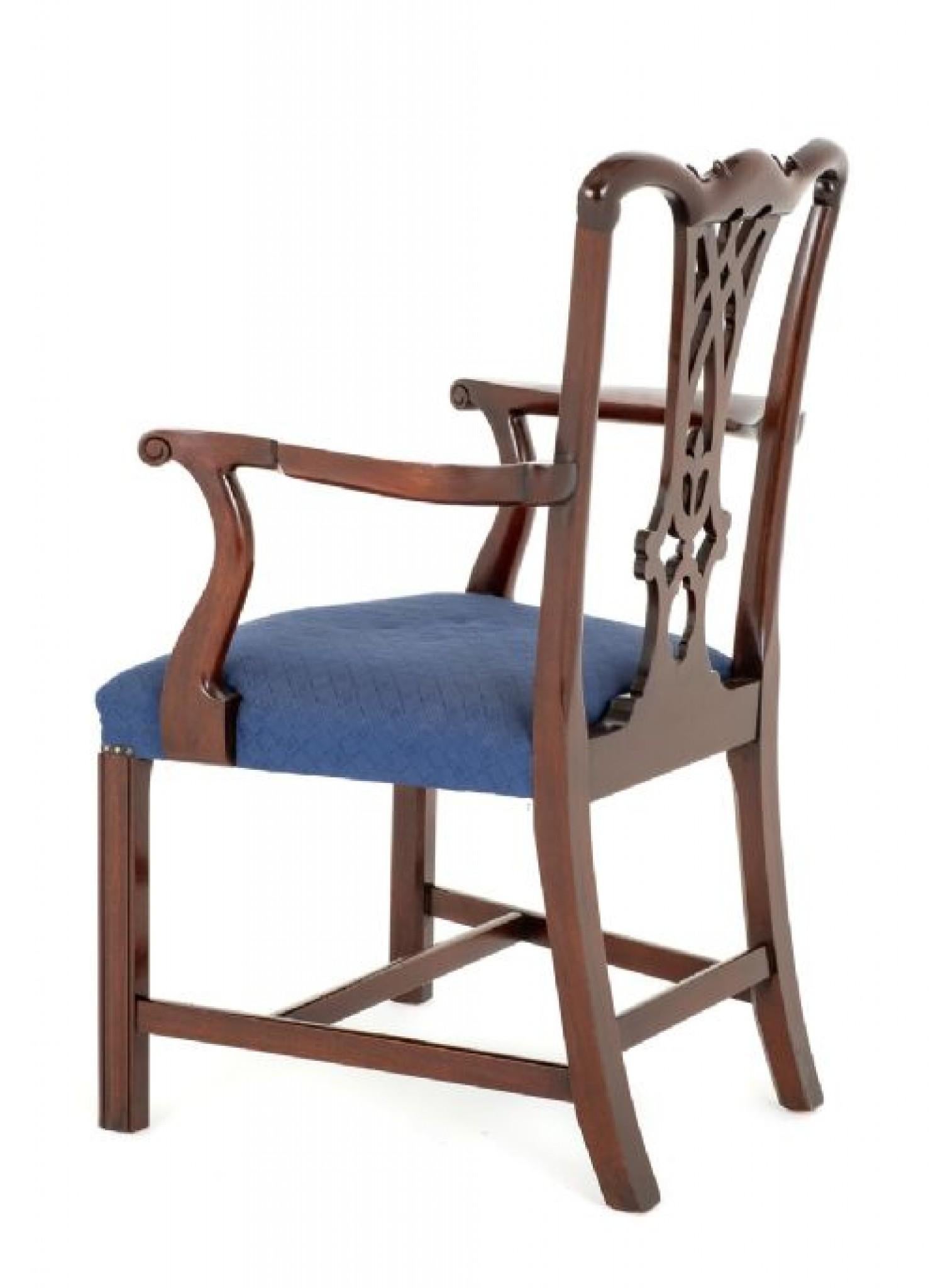 Satz von 10 (8 + 2) Esszimmerstühlen aus Mahagoni im Chippendale-Stil von guter Qualität.
Diese Stühle stehen auf quadratischen Vorderbeinen mit geformten Hinterbeinen und haben einen 