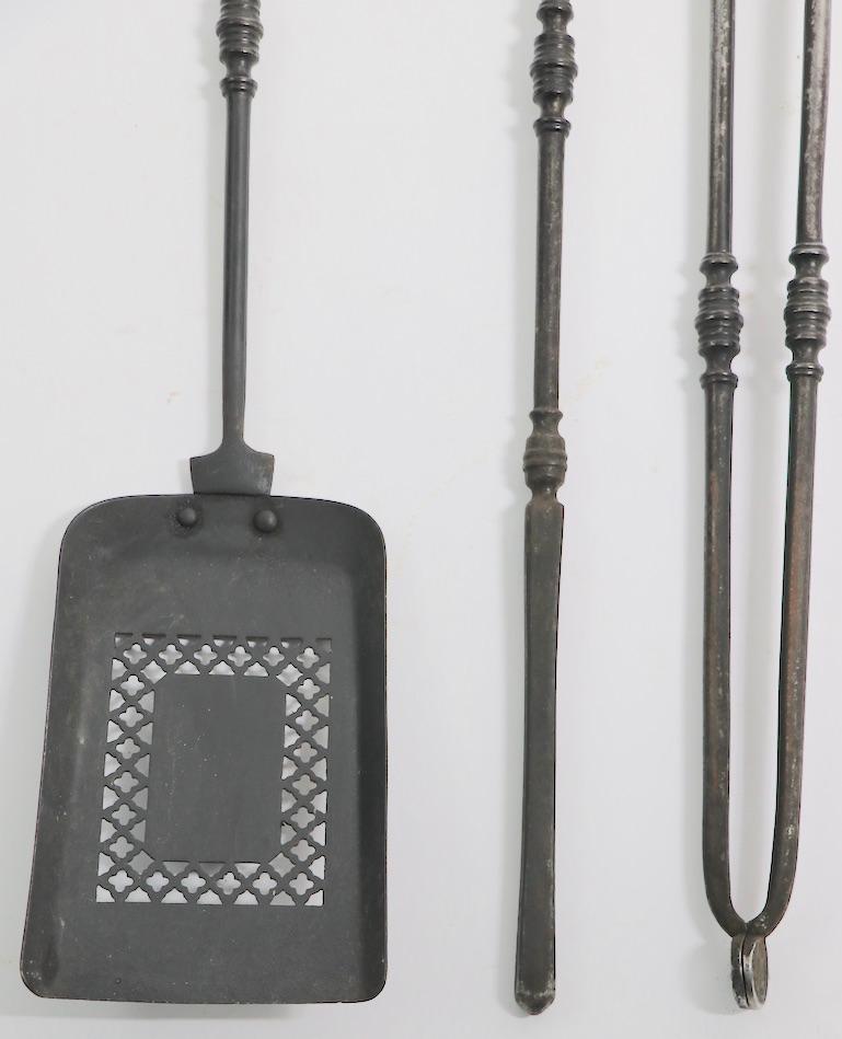 Charmantes Set aus 3 englischen Kaminwerkzeugen, bestehend aus Schaufel, Schürhaken und Zange. Die Werkzeuge sind aus poliertem Stahl, der im Laufe der Jahre geschwärzt wurde. Wir haben nicht versucht, sie zu polieren, glauben aber, dass sie bis zu