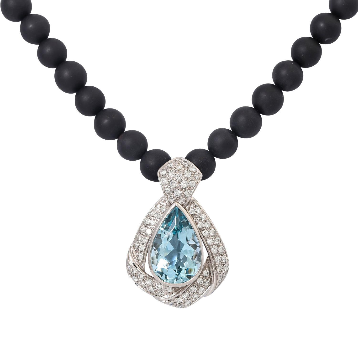 From together approx. 1.5 ct, good color and purity, wg 18k, chain with onyx balls, total 41.7 gr, chain length approx. 45 cm, earring length approx. 3.5 cm, 21st century, Light traces of carrying, collier of the middle part.

 Set Necklace and Ear