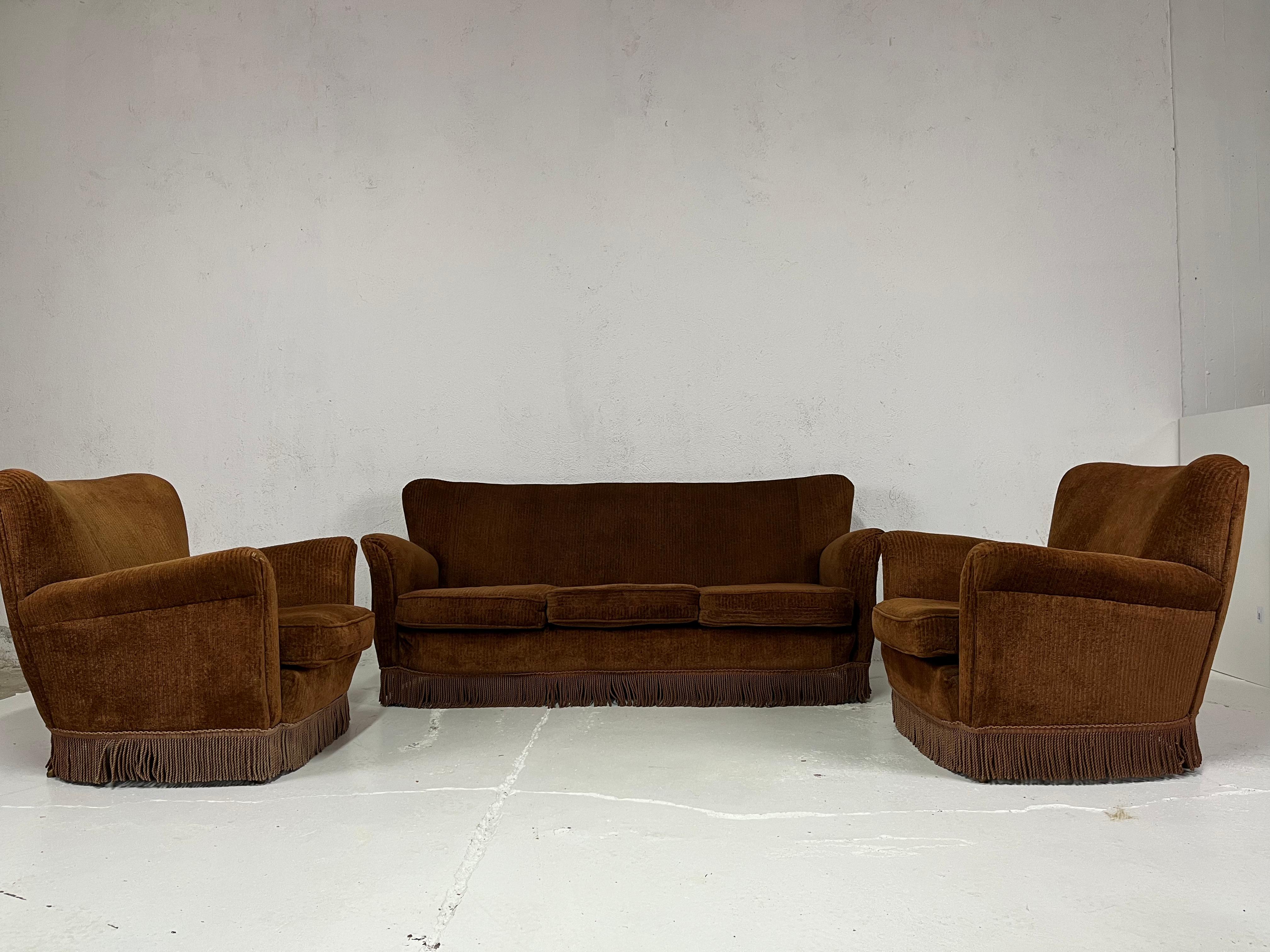 Beautiful set consisting of a sofa and two armchairs in brown corduroy with solid brass feet, made by Isa in the 1950s.

The set is in very good overall condition, the original fabric is virtually perfect, minor faults on the armrests of the chairs