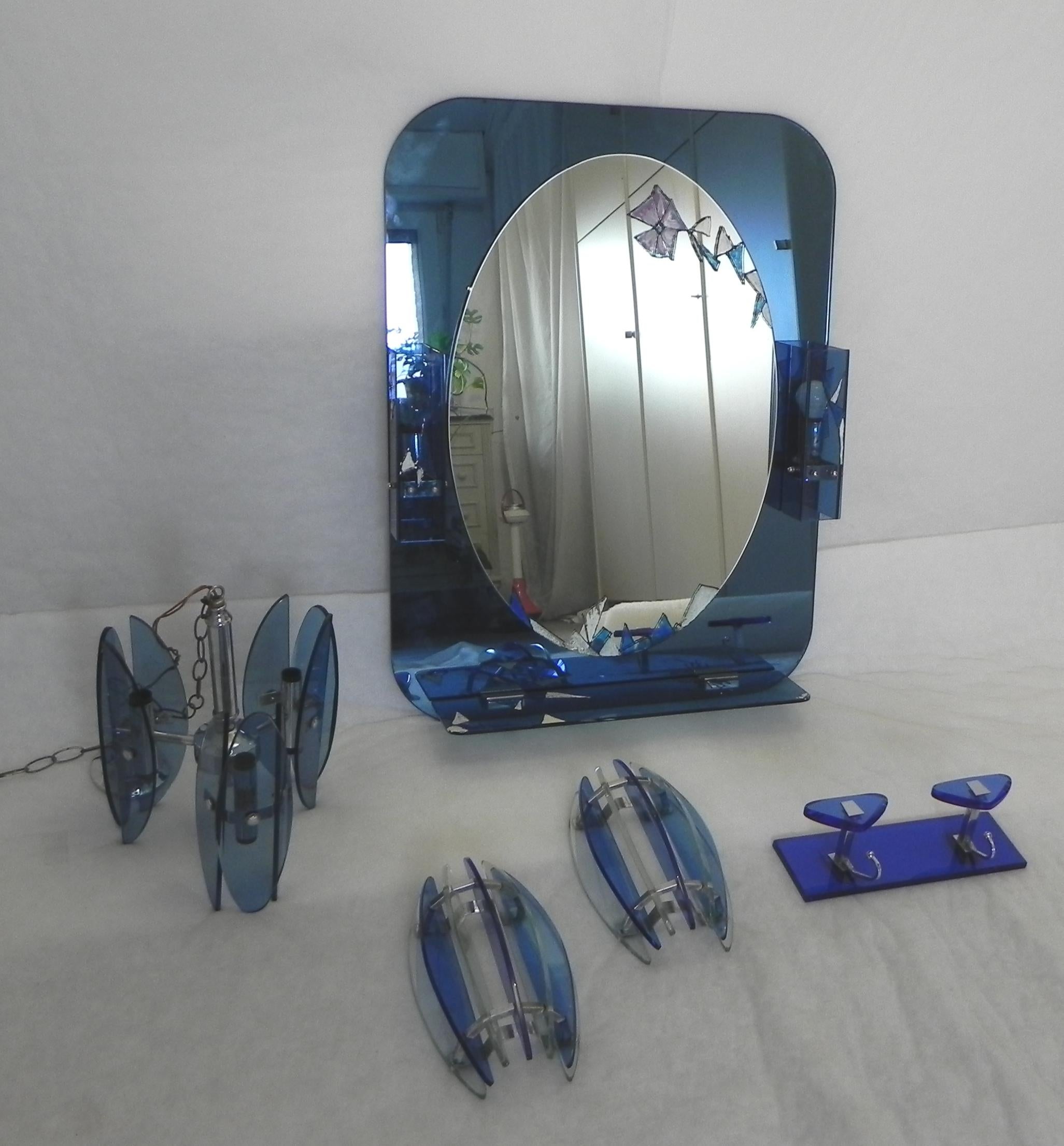 Set con specchio, lampadario e applique da bagno di Veca, anni '60 For Sale 3