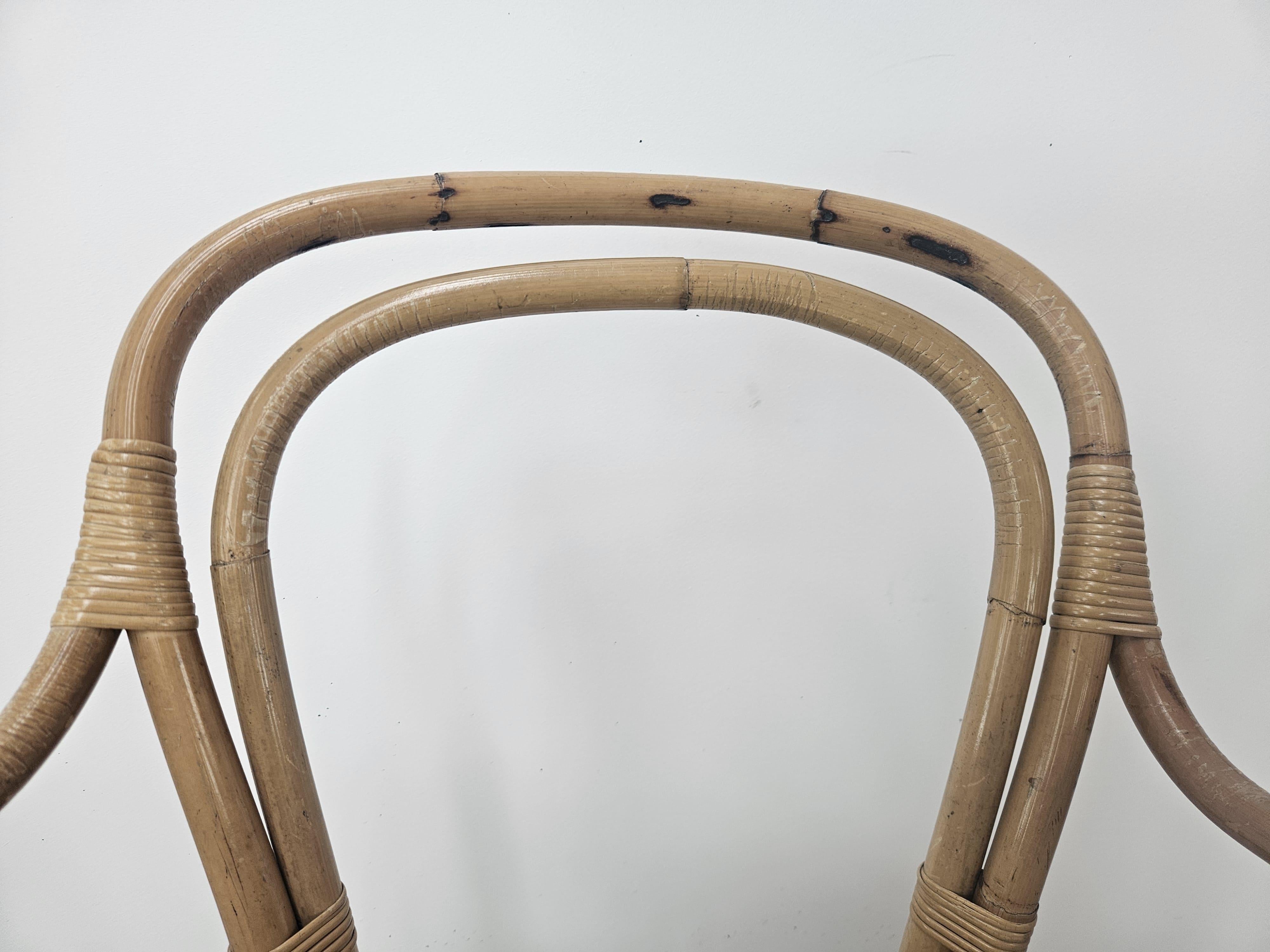 Set with coffee table and two vintage wicker chairs for outdoor 1970s For Sale 9