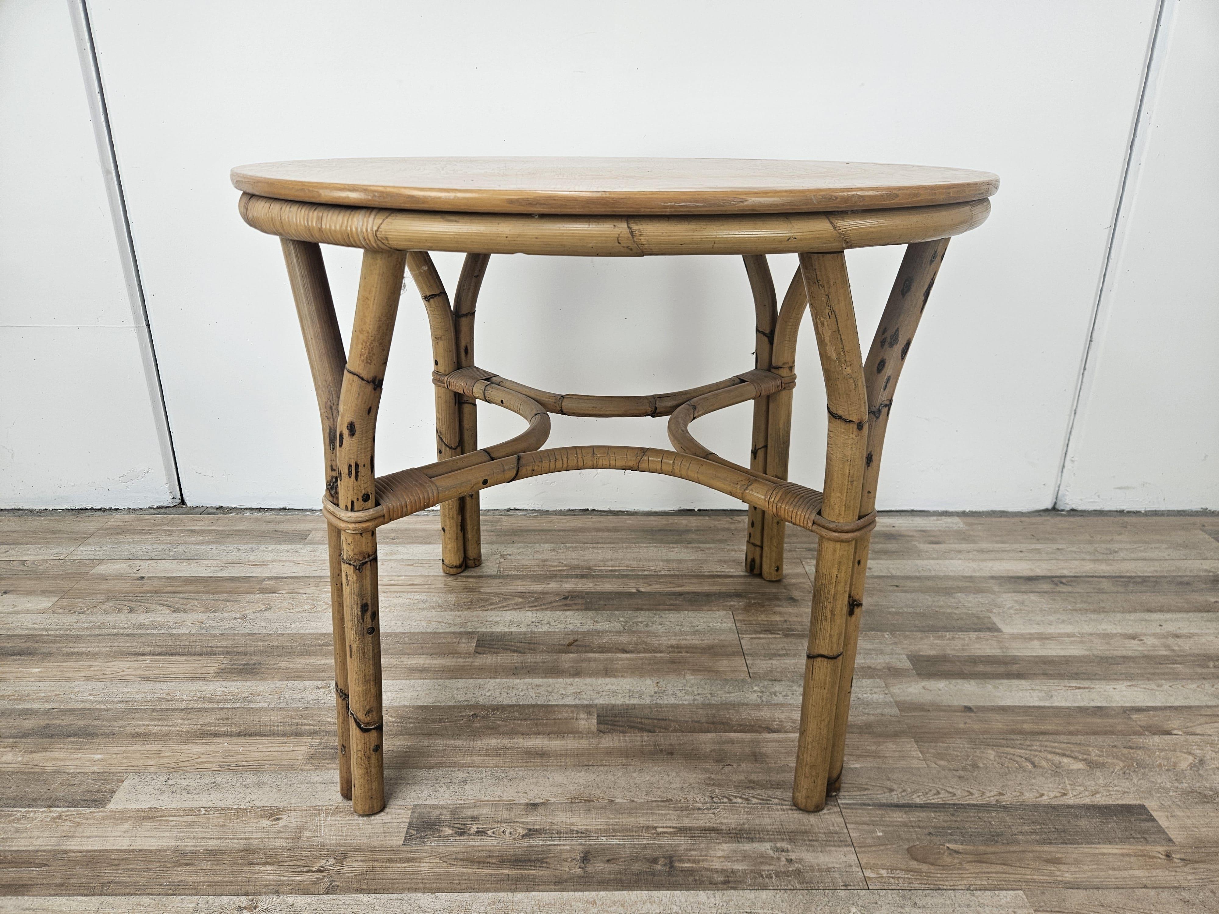Garden or porch set consisting of a round table with a pair of 1970s wicker chairs.

Normal signs due to age and use.

Measurements chairs:
L 60cm
D 53cm
H 87.5cm
H seat 45cm

Table measurements:
D 91cm
H 76cm