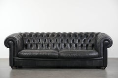 Set bestehend aus einem Chesterfield-Sofa aus Rindsleder und einer passenden Ottomane