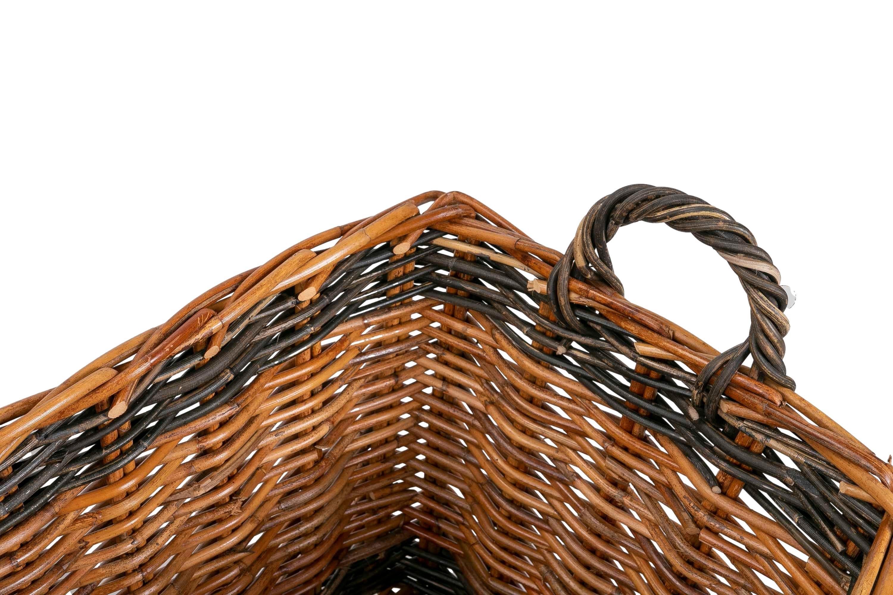 Set Consisting of Three Decorative Wicker Baskets of Different Sizes For Sale 5