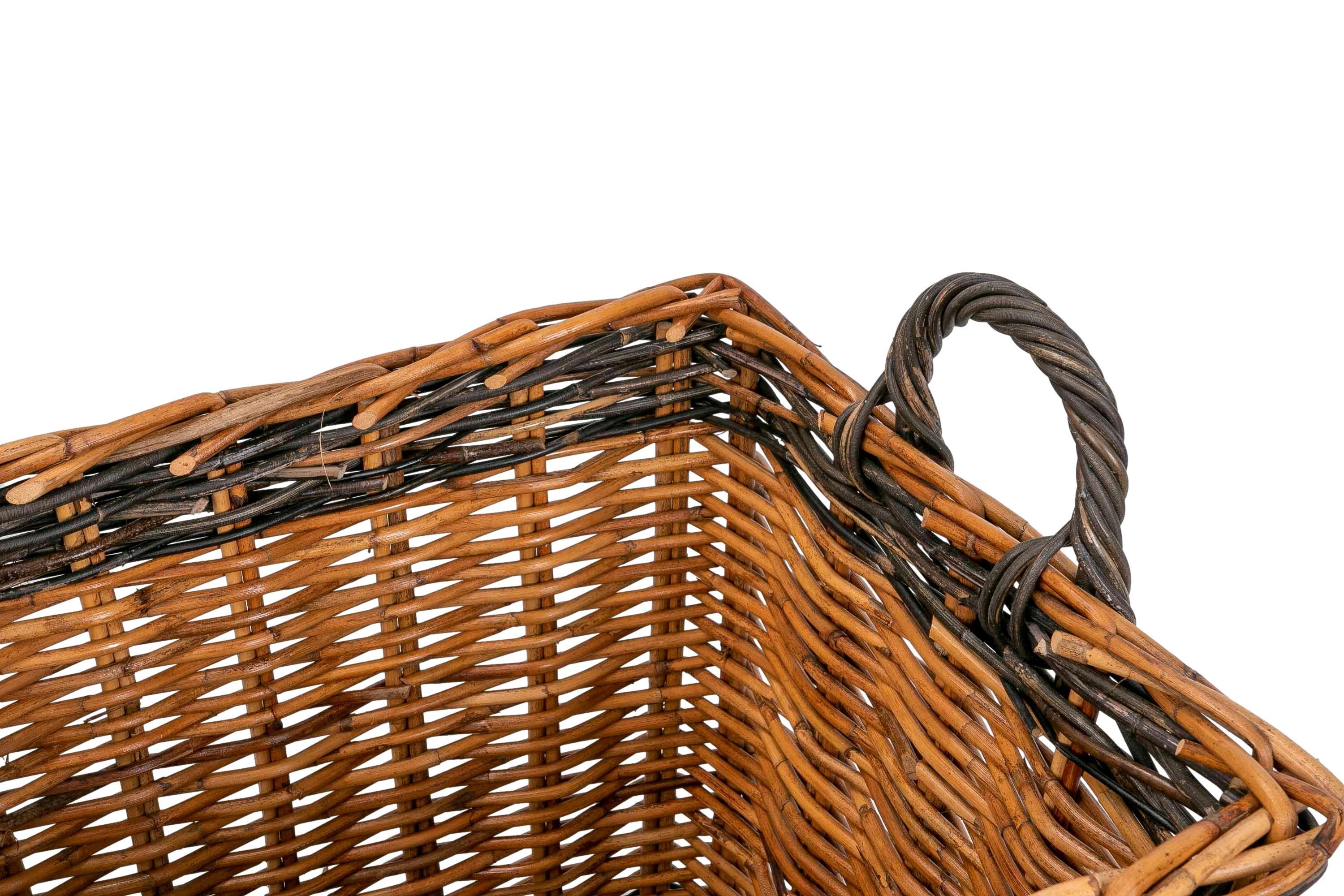 Set Consisting of Three Decorative Wicker Baskets of Different Sizes For Sale 3