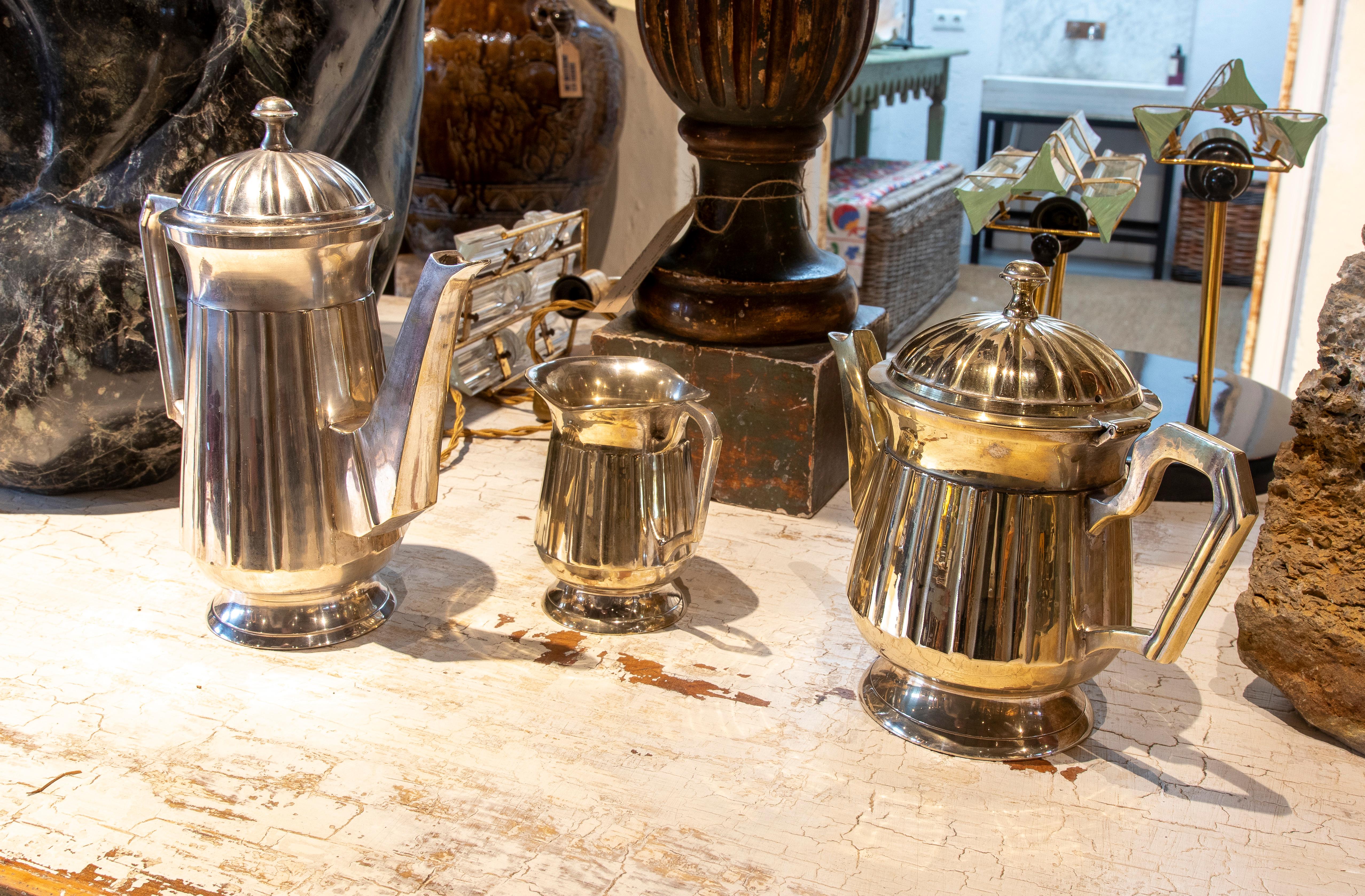 Set bestehend aus drei versilberten Metallkännchen für Kaffee und Milch (20. Jahrhundert) im Angebot
