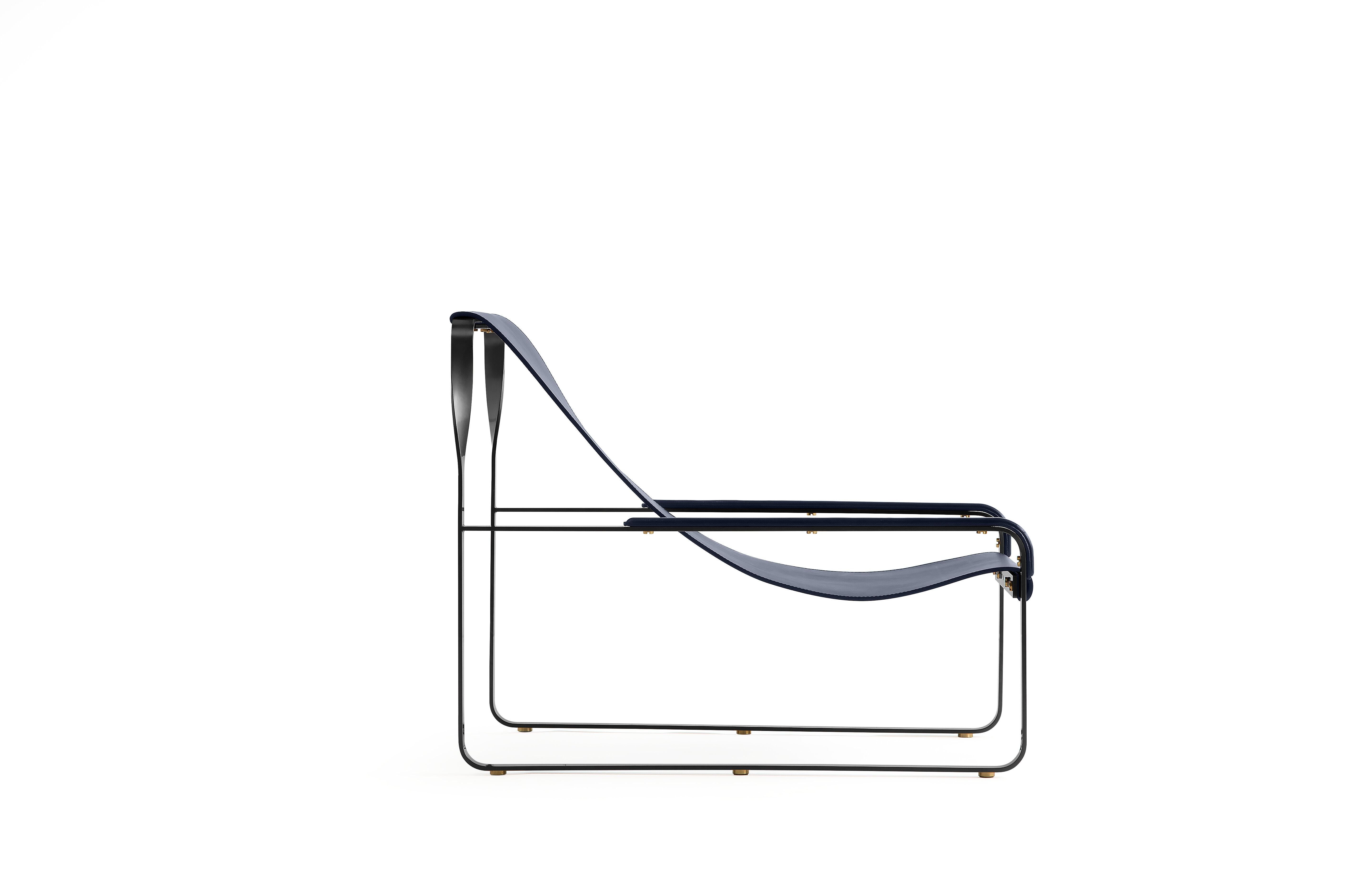 Espagnol Ensemble fauteuil de salon et repose-pieds contemporain en métal noir et cuir bleu marine en vente