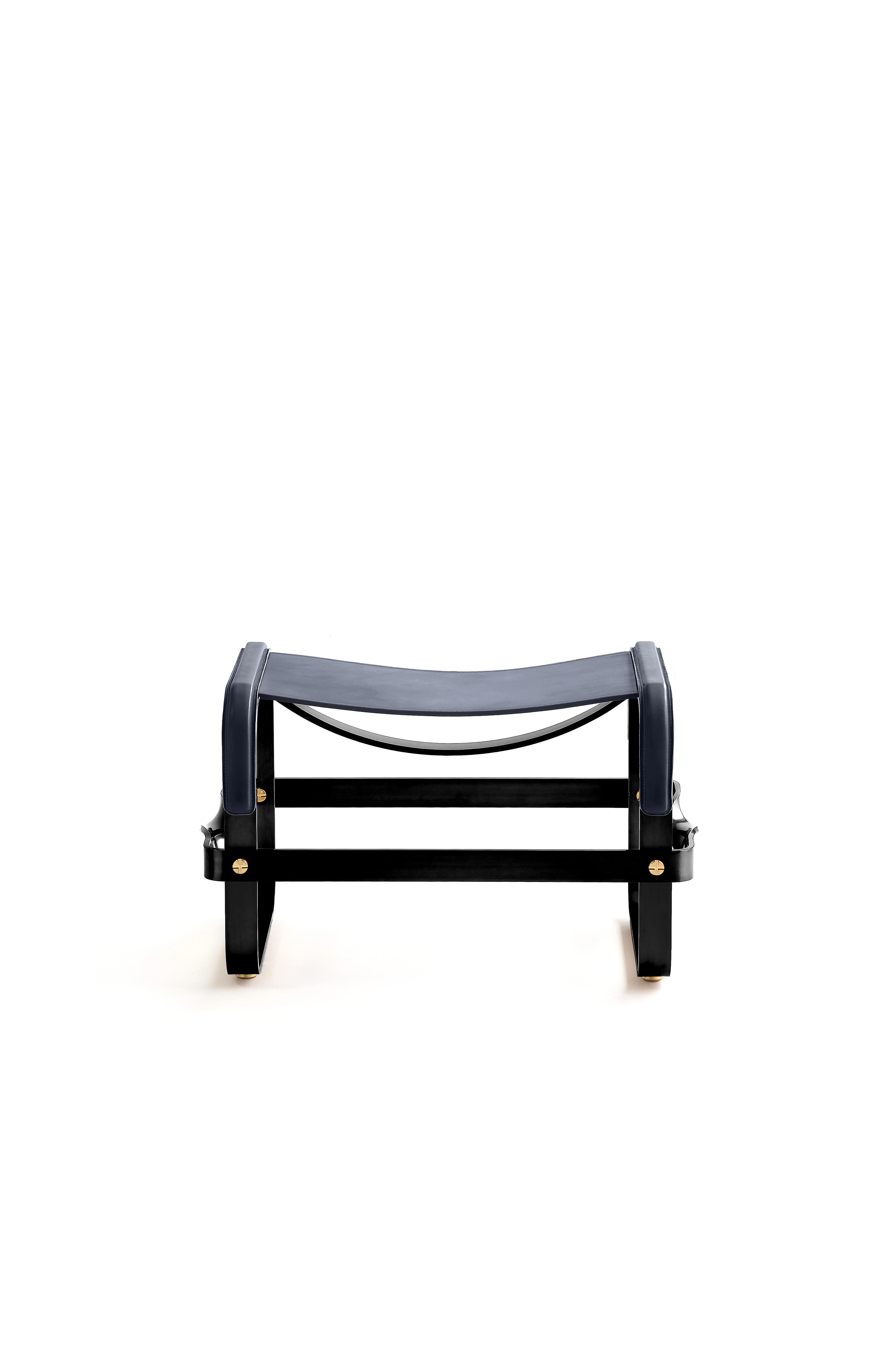 Zeitgenössischer Chaiselongue- und Fußhocker aus schwarzem Metall und marineblauem Leder (Moderne der Mitte des Jahrhunderts) im Angebot