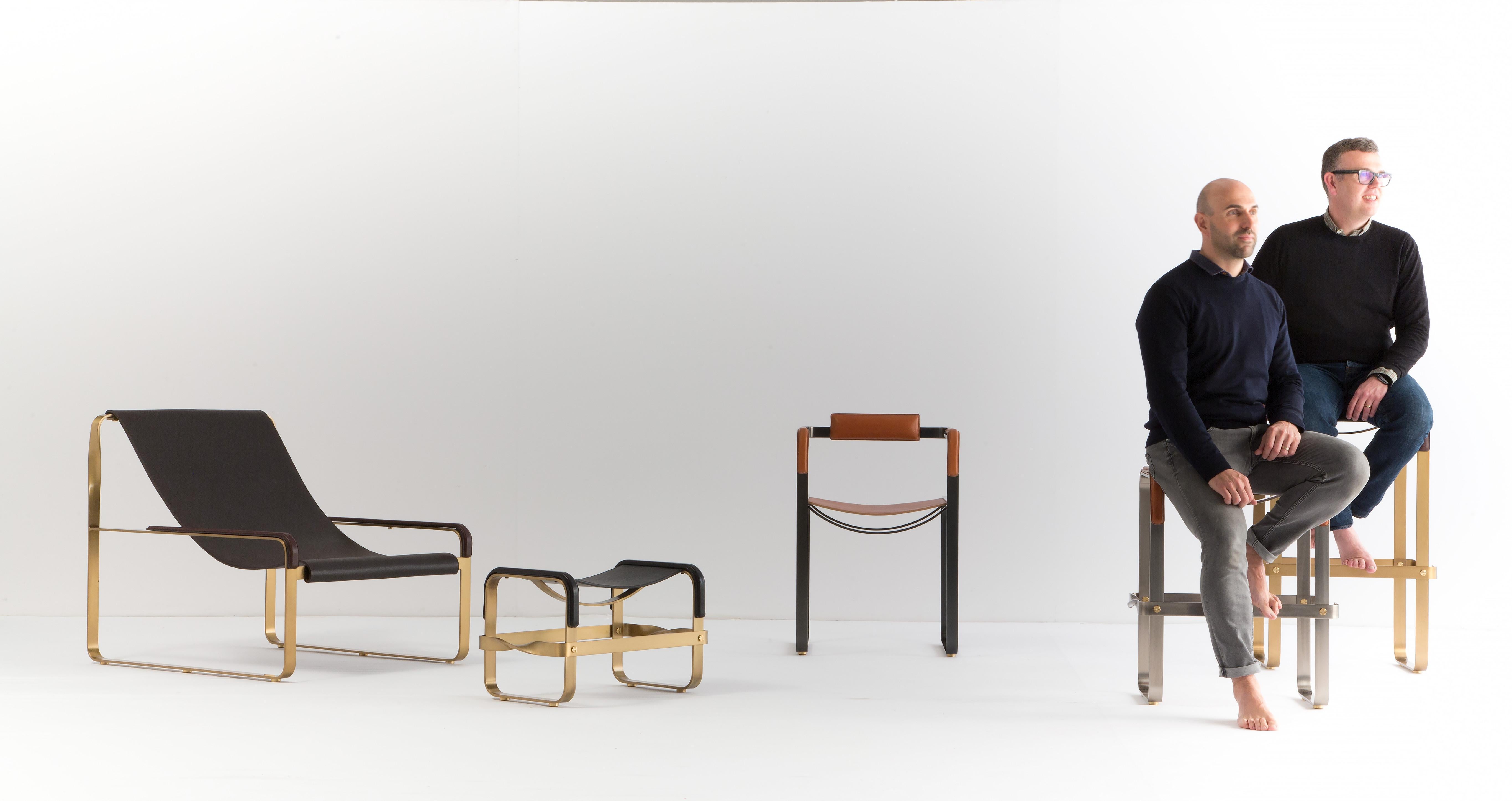 Laiton Ensemble fauteuil de salon et repose-pieds contemporain en métal noir et cuir bleu marine en vente