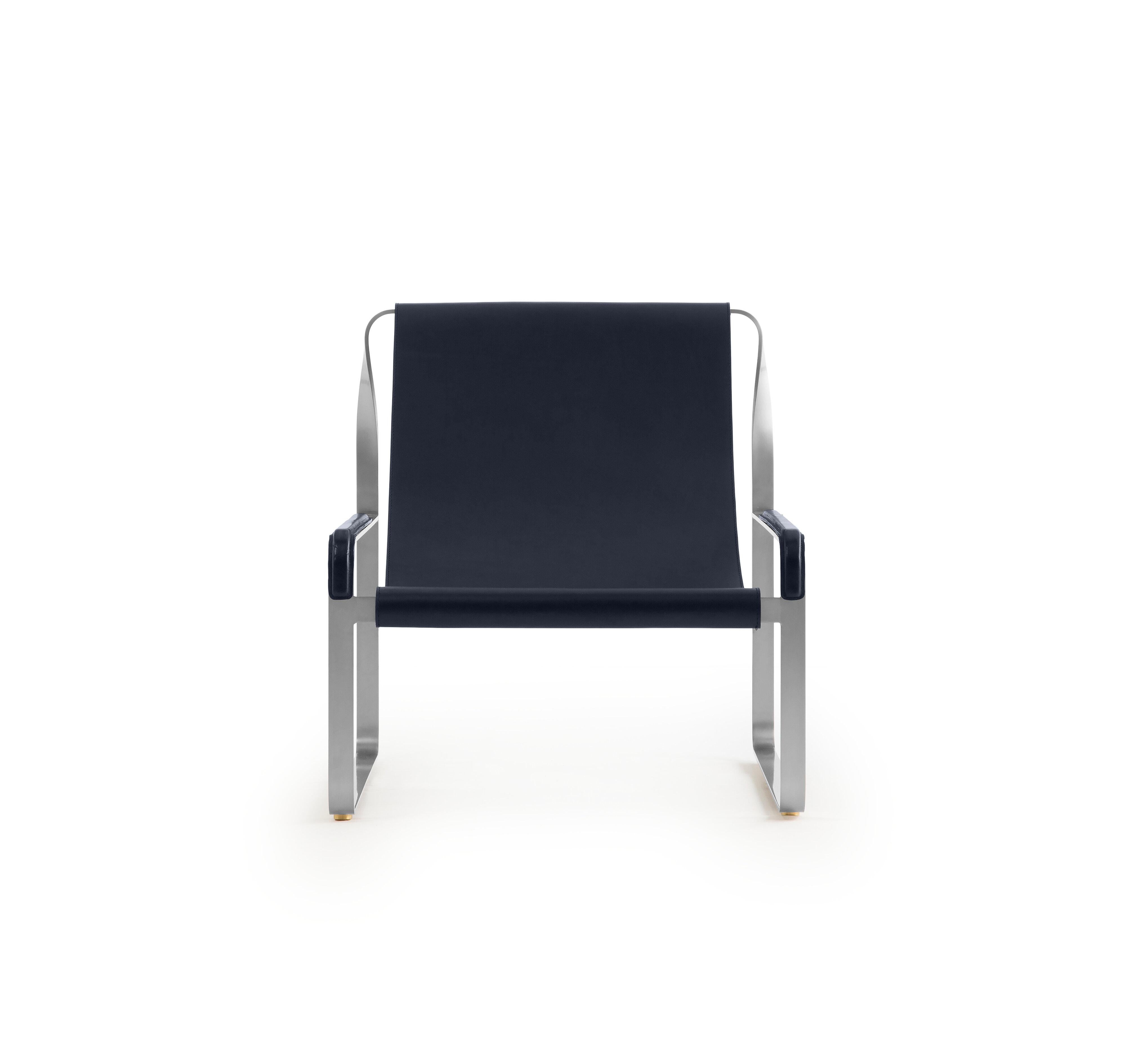 Espagnol Ensemble fauteuil de salon et repose-pieds contemporain en métal argenté ancien et cuir bleu marine en vente
