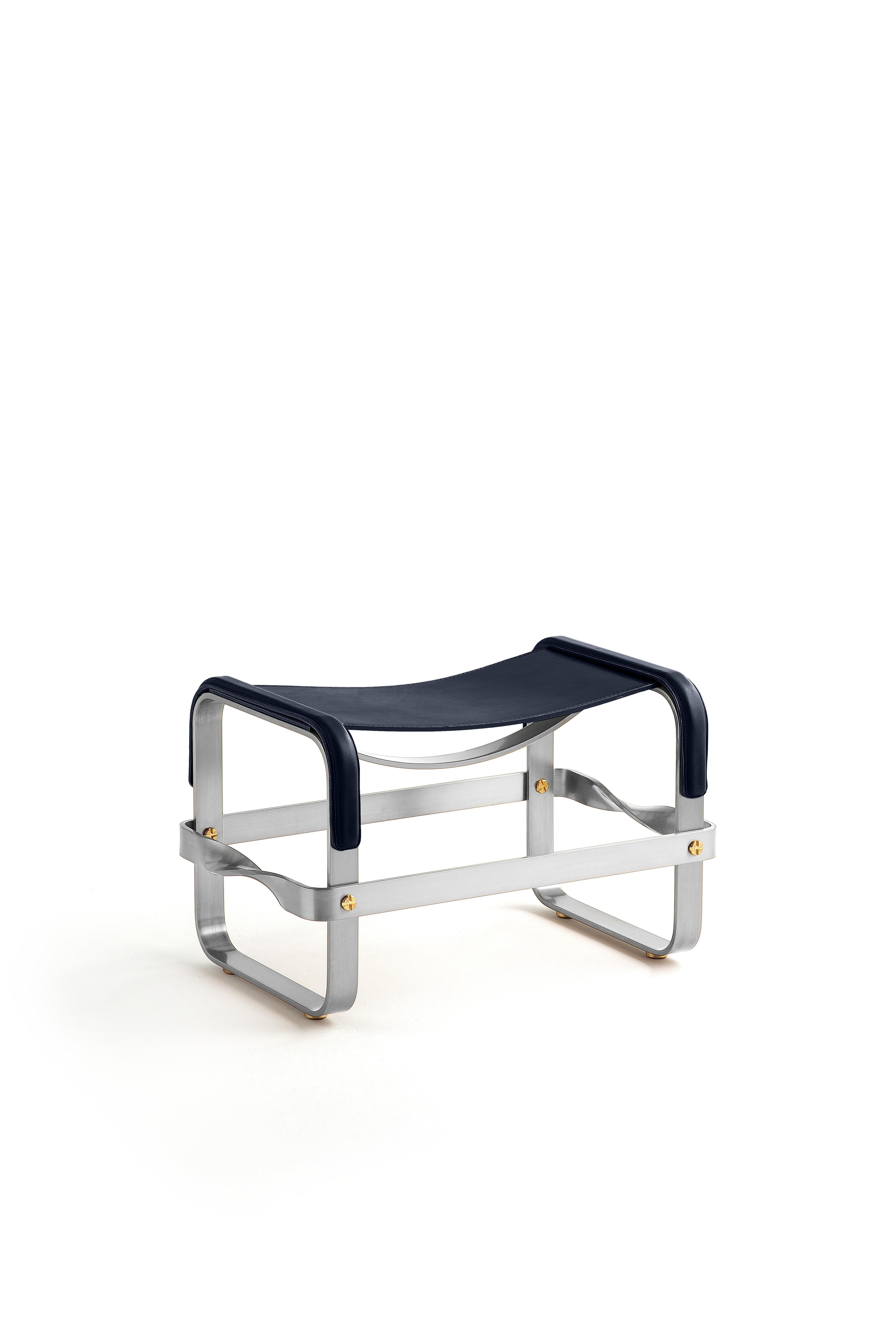 XXIe siècle et contemporain Ensemble fauteuil de salon et repose-pieds contemporain en métal argenté ancien et cuir bleu marine en vente