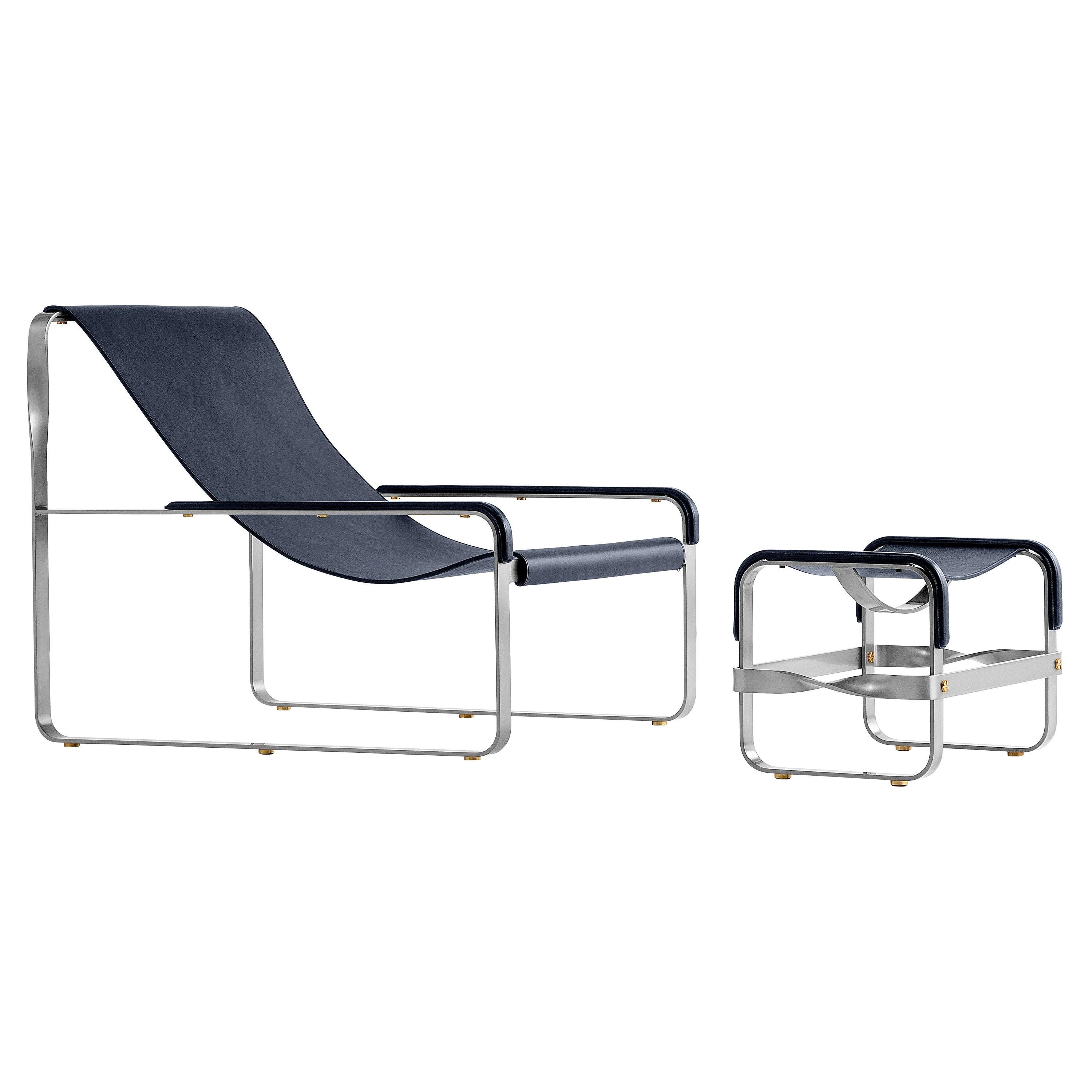 Ensemble fauteuil de salon et repose-pieds contemporain en métal argenté ancien et cuir bleu marine en vente