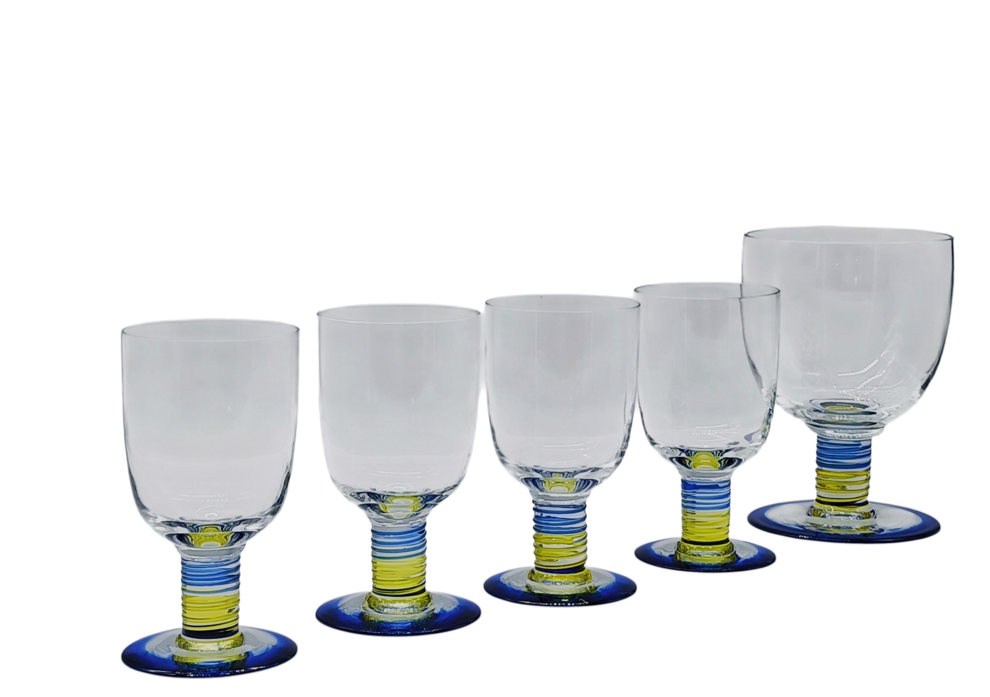 5 Stupendi bicchieri a calice/coppa in vetro di Murano. Anni 70 in perfette condizioni di conservazione. Collo bicolore con bell'effetto visivo e luminoso.