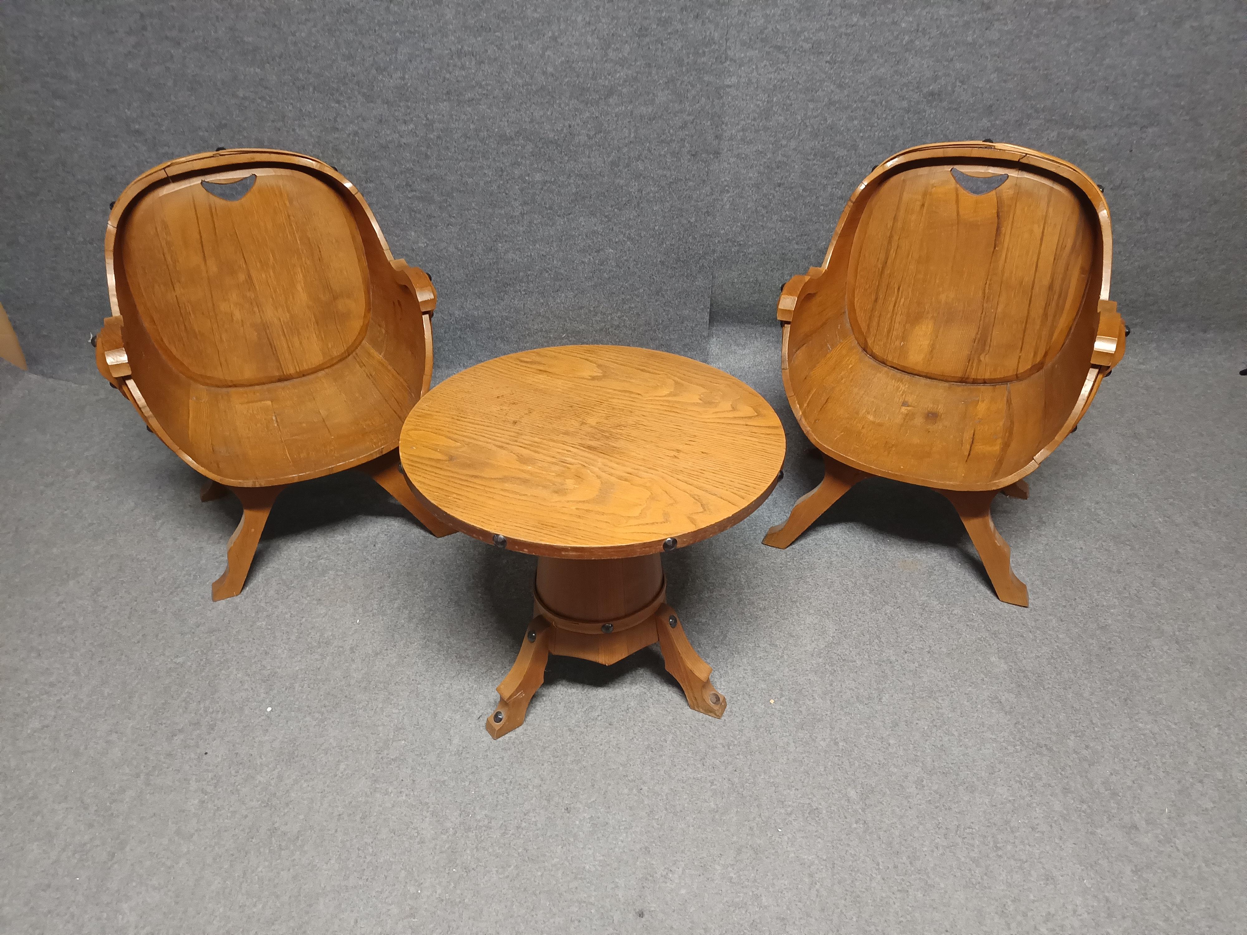 Ensemble de deux fauteuils en chêne en forme de tonneau avec table année 1960 disponible en vente 2