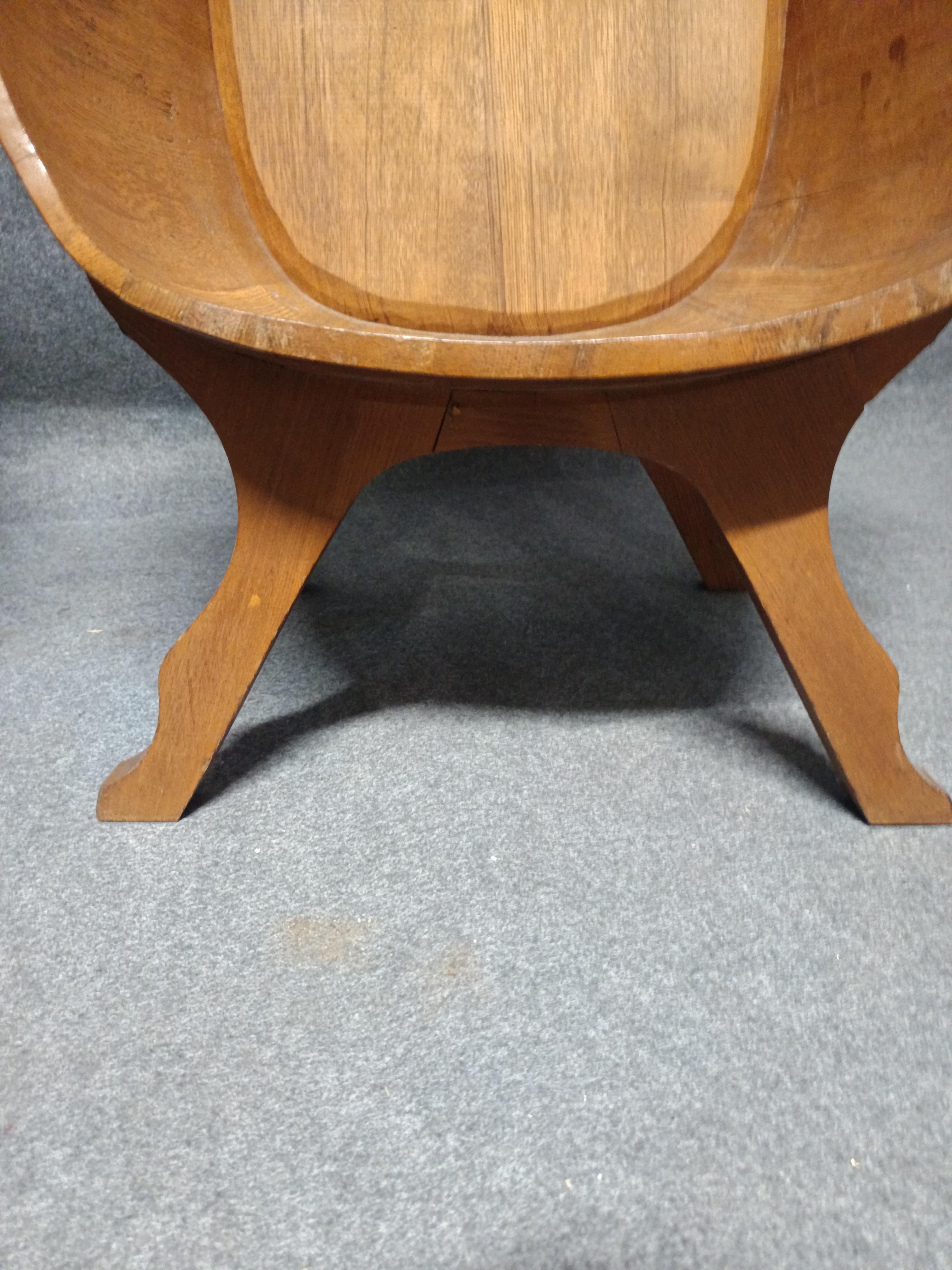 Ensemble de deux fauteuils en chêne en forme de tonneau avec table année 1960 disponible en vente 3