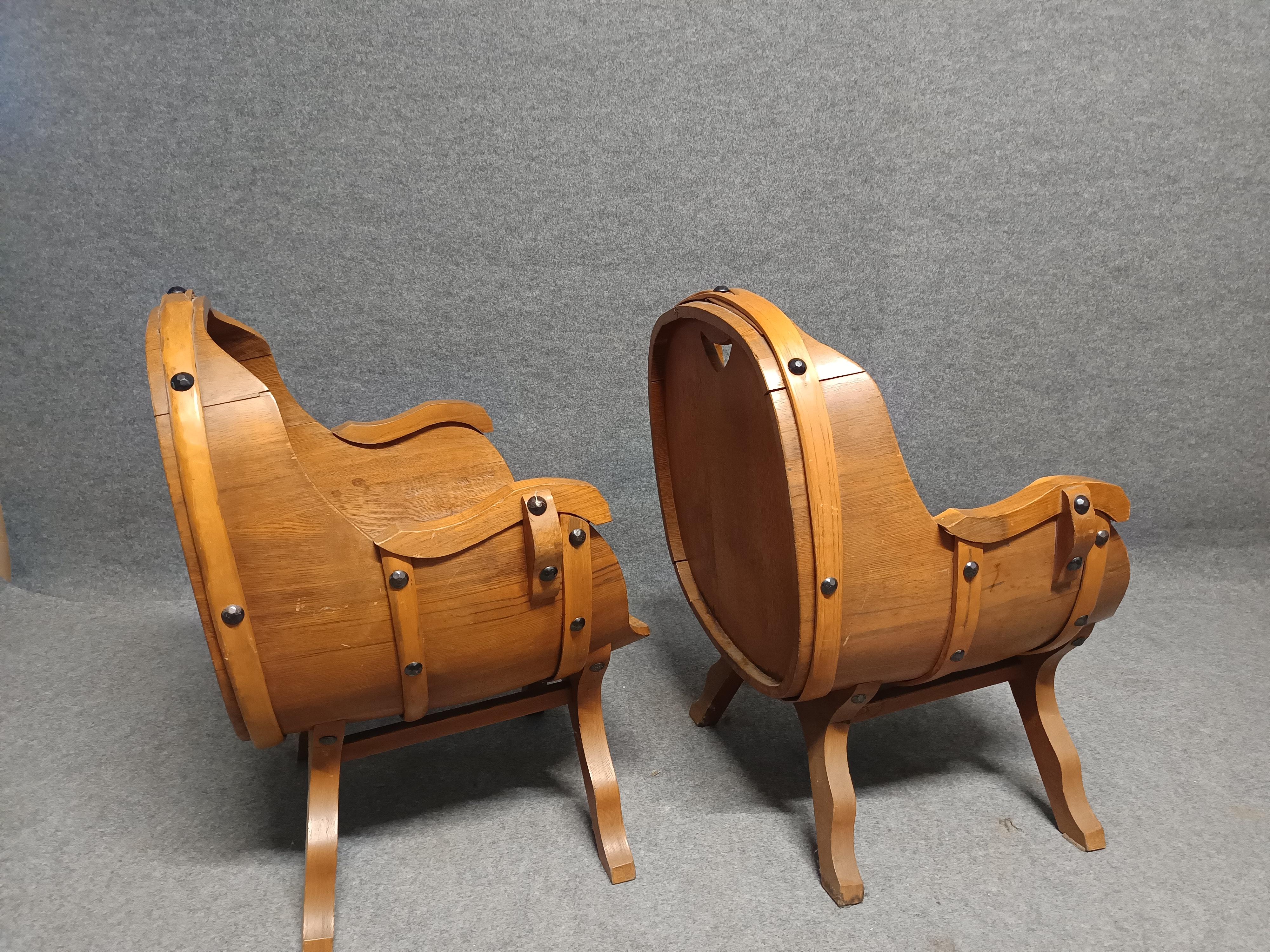 Dans les années 1960, à une époque de grande effervescence créative, est né un ensemble de meubles alliant tradition et innovation. Cet ensemble, composé de deux fauteuils en chêne en forme de tonneau et d'une table basse ronde assortie, est un