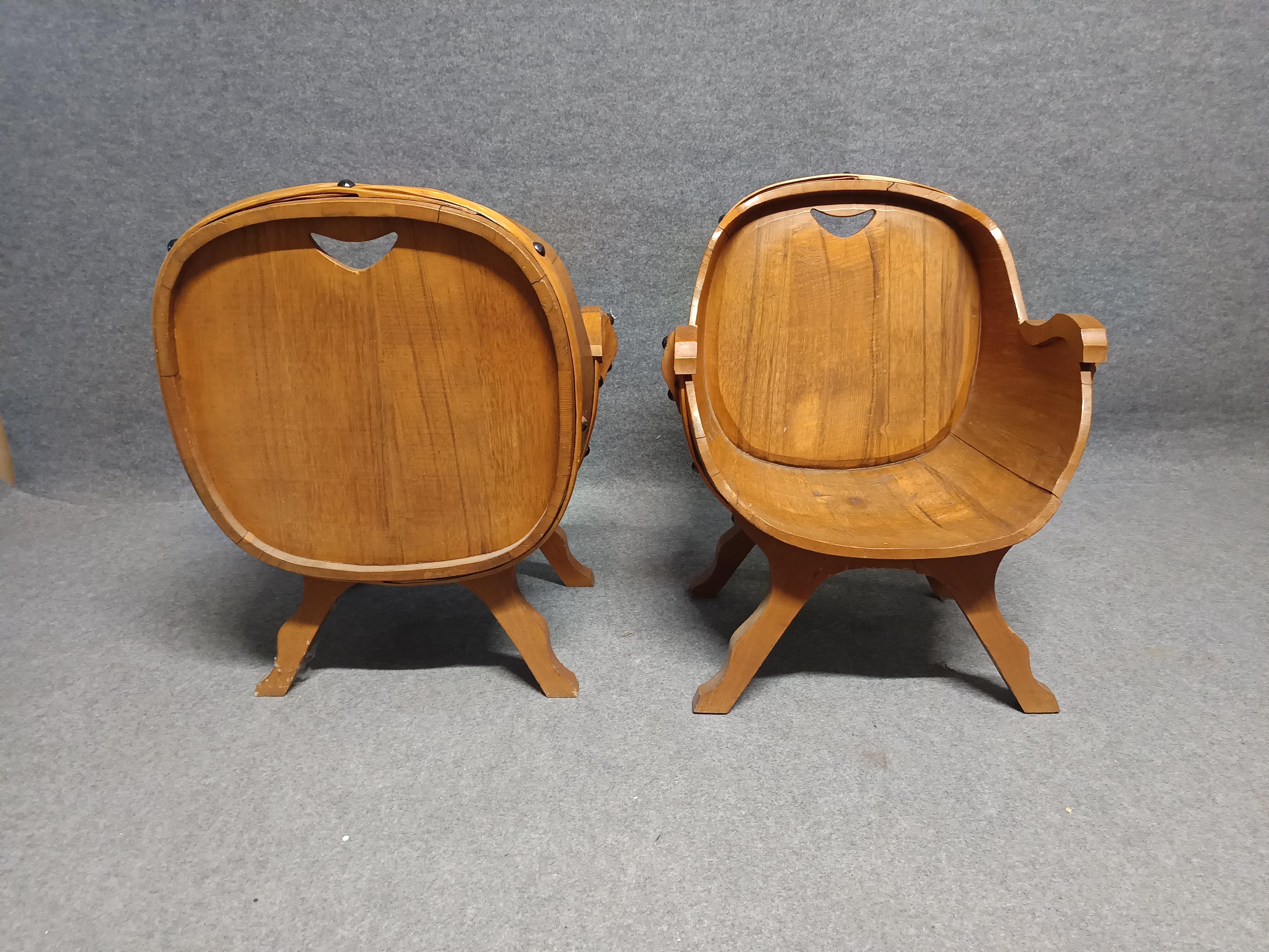 Moderne Ensemble de deux fauteuils en chêne en forme de tonneau avec table année 1960 disponible en vente
