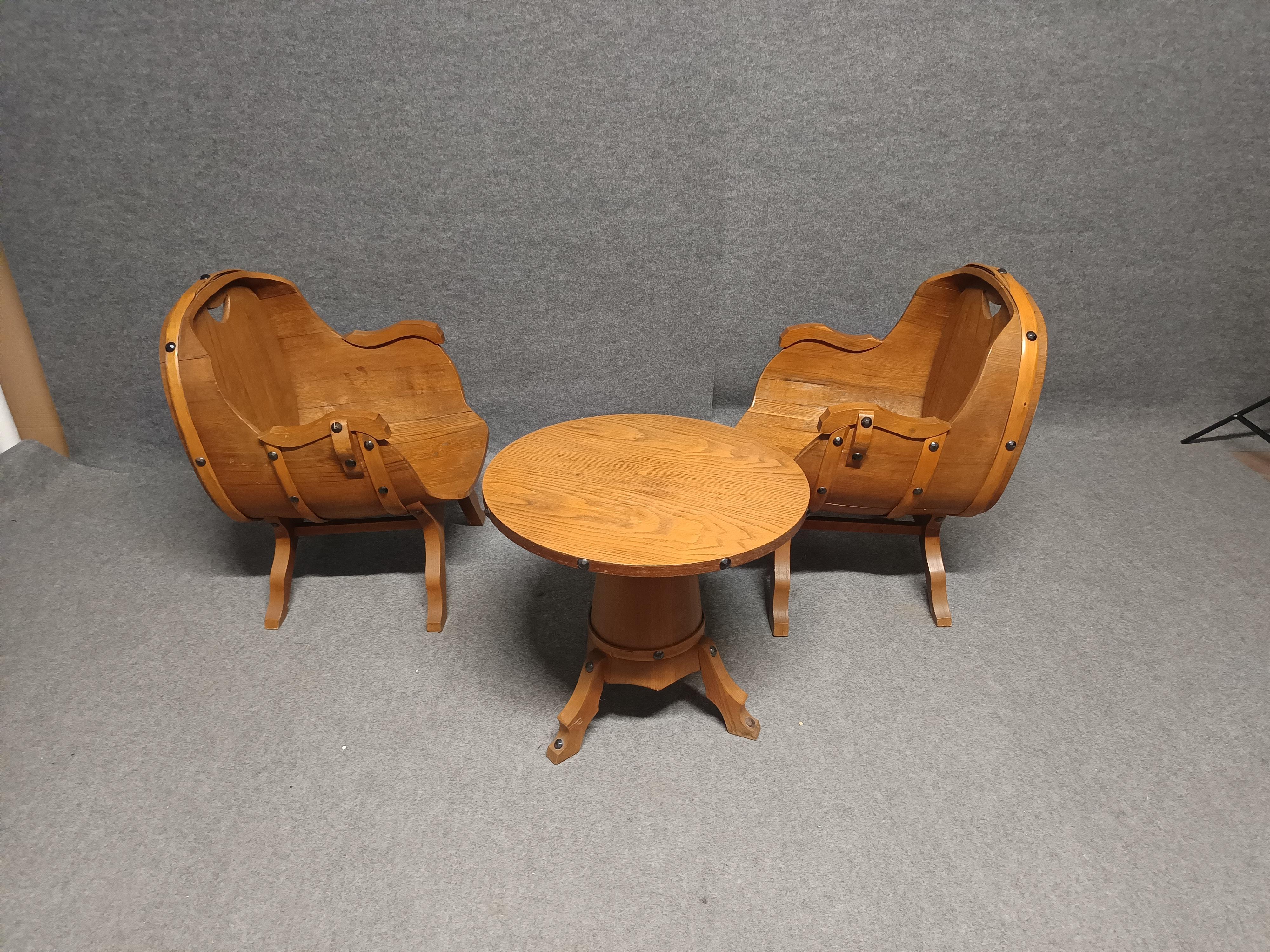 Italian Ensemble de deux fauteuils en chêne en forme de tonneau avec table année 1960 disponible en vente