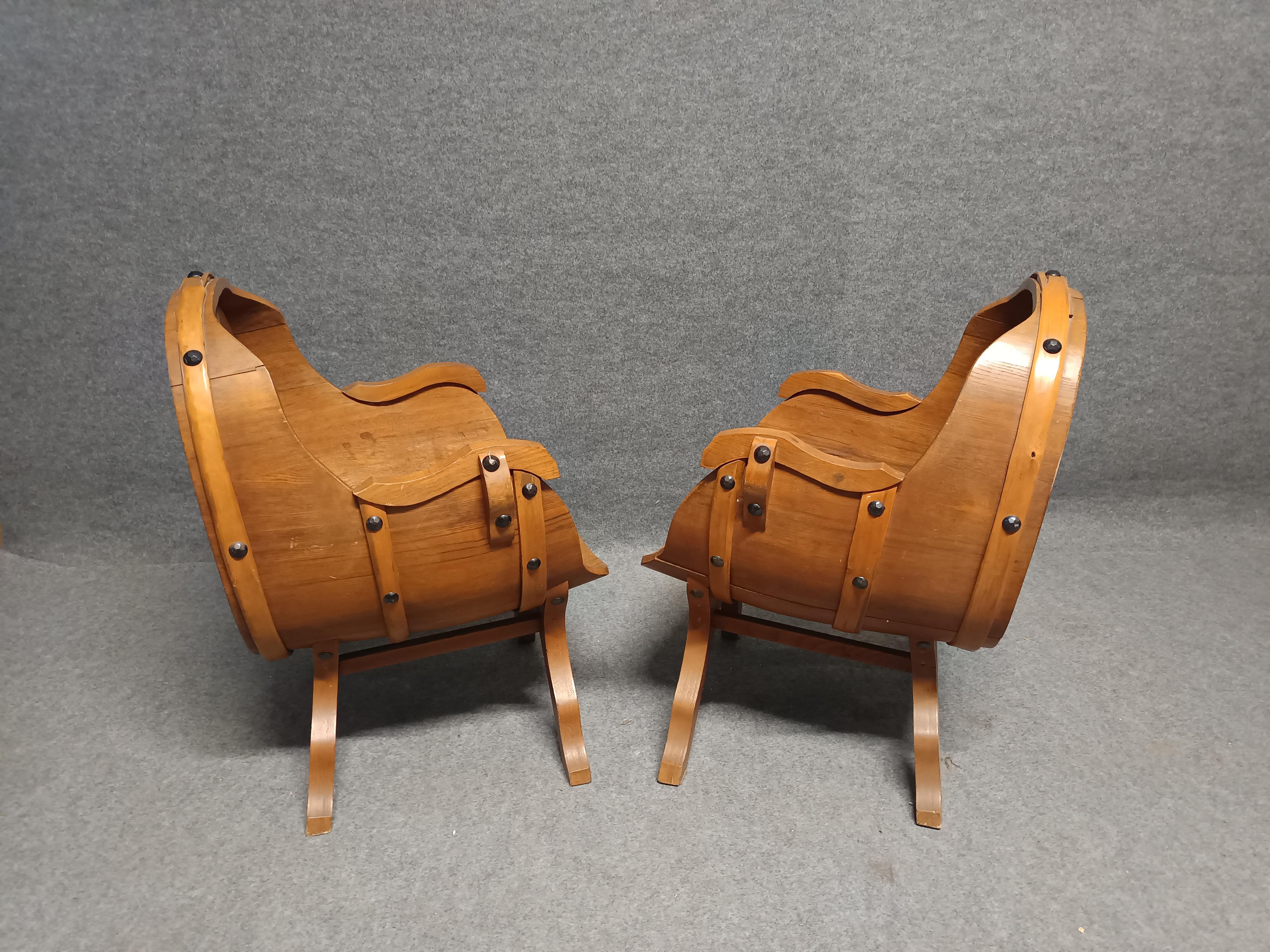 Menuiserie Ensemble de deux fauteuils en chêne en forme de tonneau avec table année 1960 disponible en vente