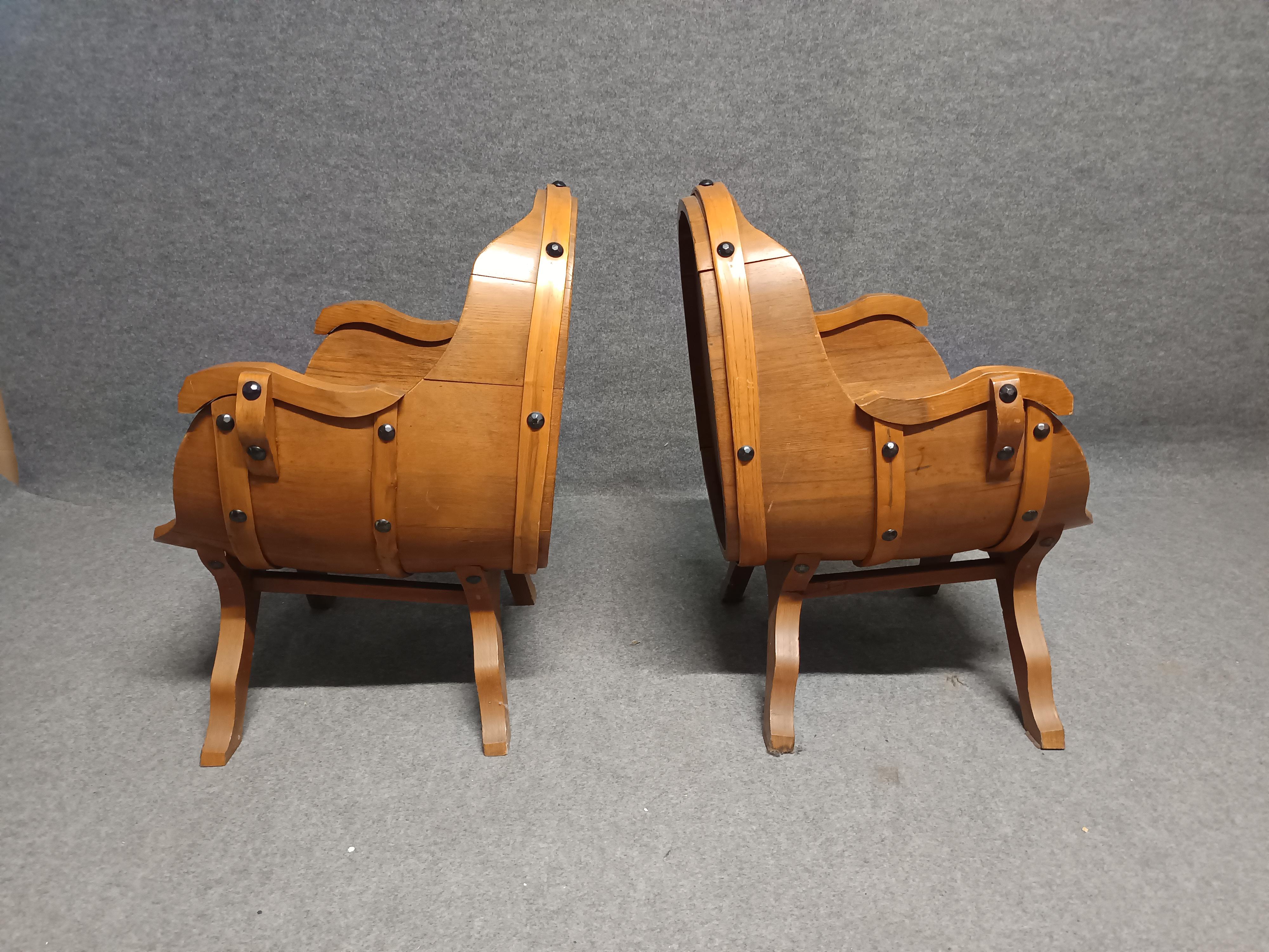 Ensemble de deux fauteuils en chêne en forme de tonneau avec table année 1960 disponible Bon état - En vente à Guazzora, IT