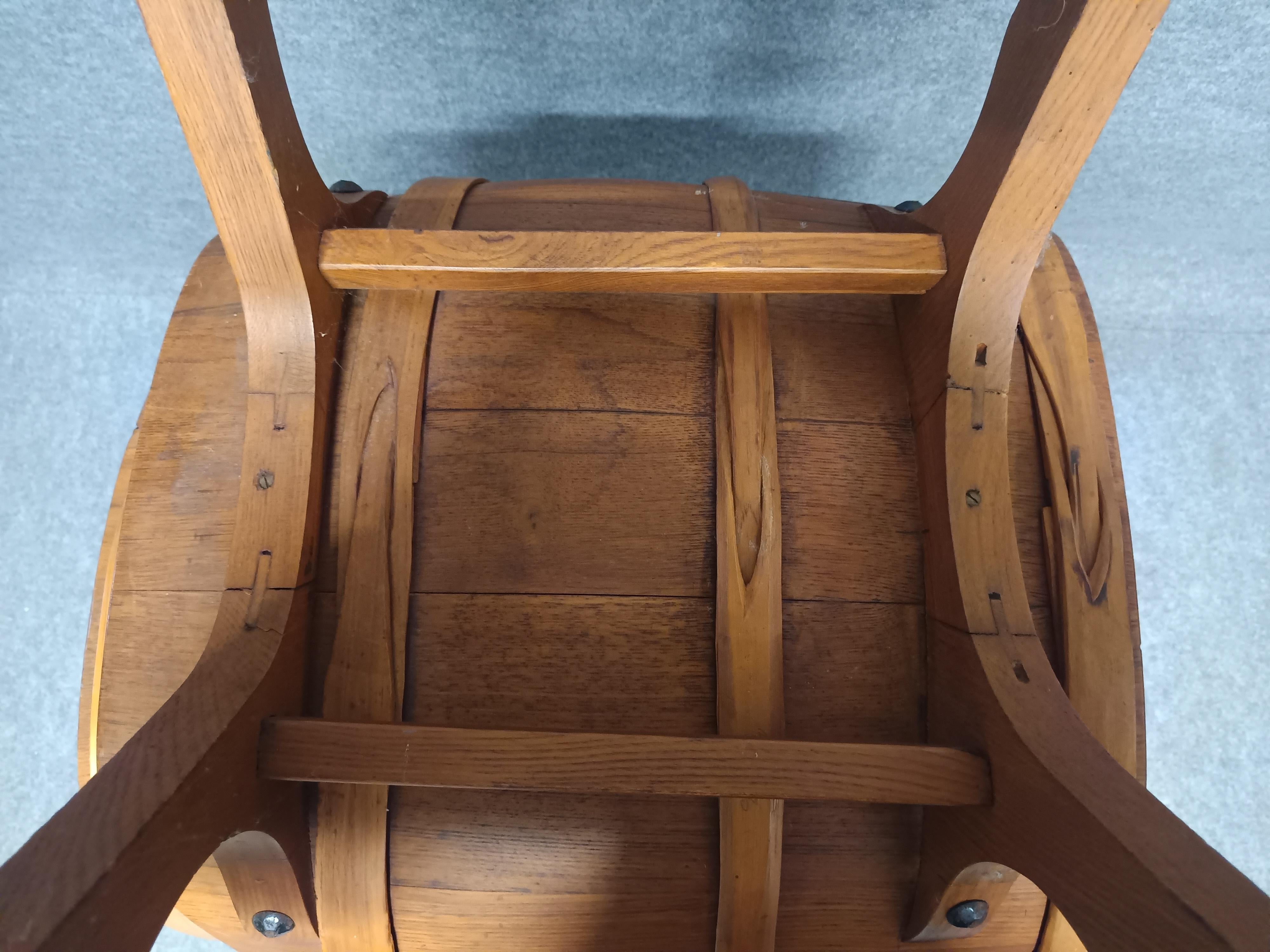 Mid-20th Century Ensemble de deux fauteuils en chêne en forme de tonneau avec table année 1960 disponible en vente