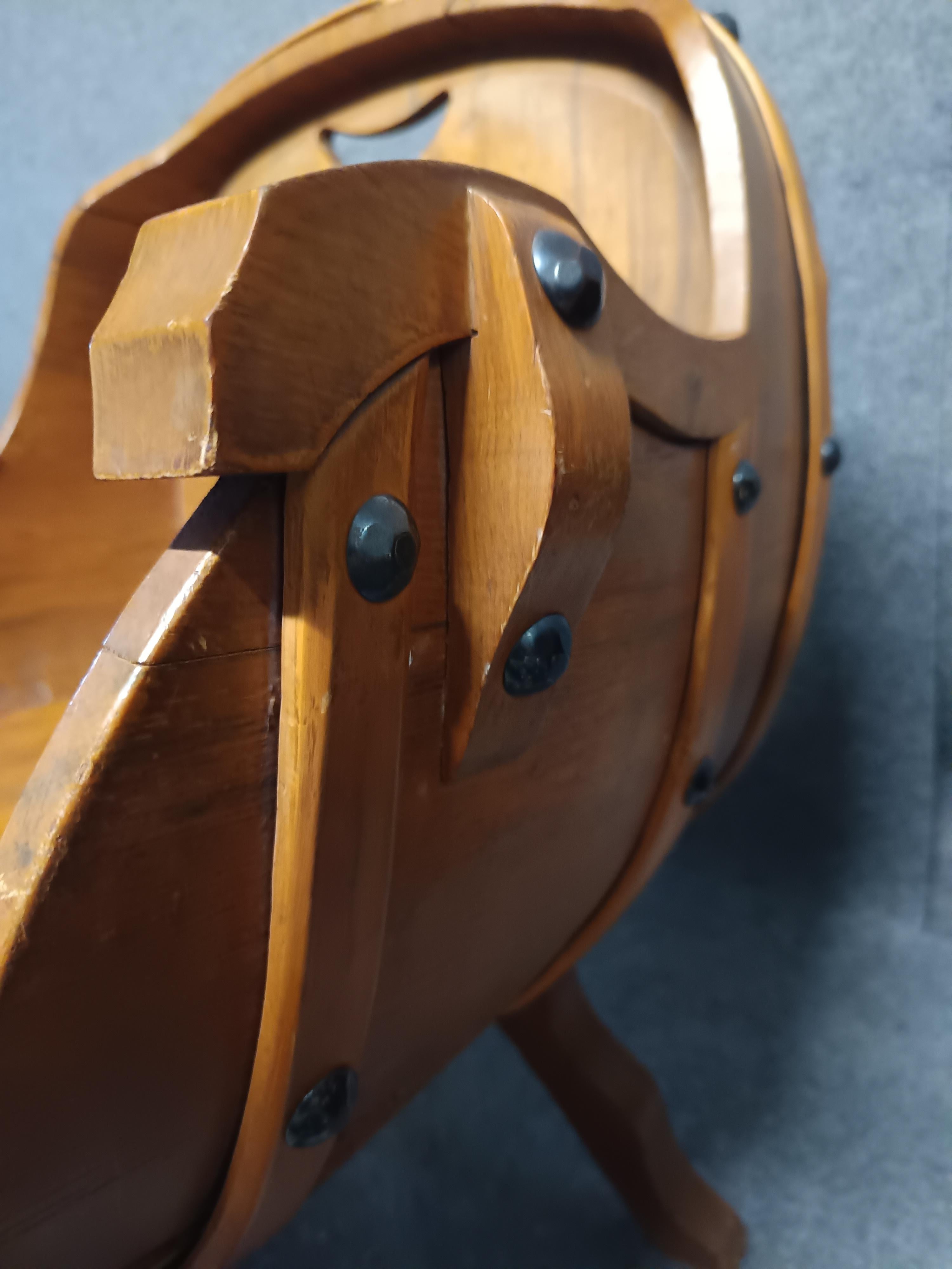 Bois de feuillus Ensemble de deux fauteuils en chêne en forme de tonneau avec table année 1960 disponible en vente