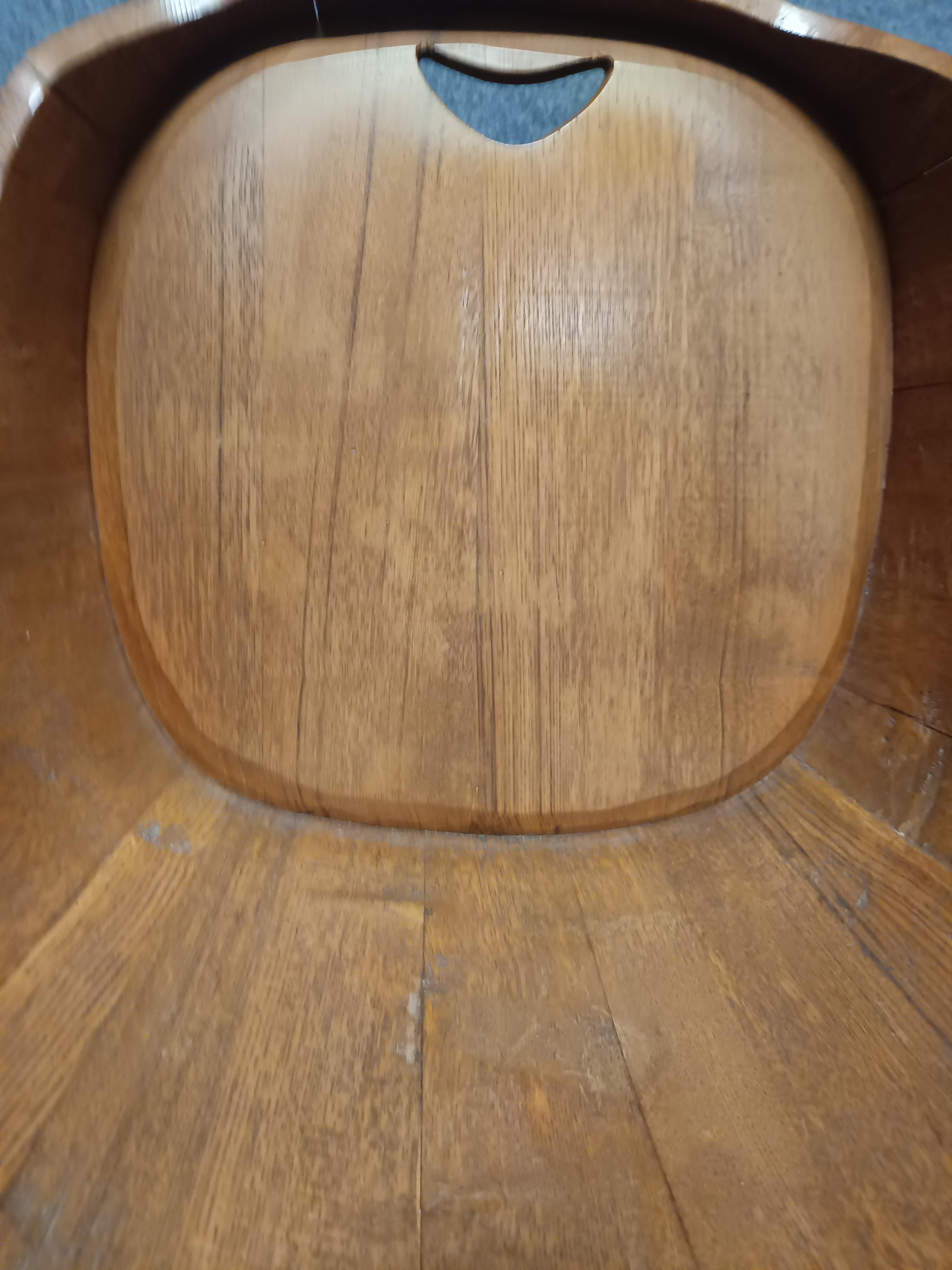 Ensemble de deux fauteuils en chêne en forme de tonneau avec table année 1960 disponible en vente 1