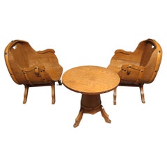 Ensemble de deux fauteuils en chêne en forme de tonneau avec table année 1960 disponible