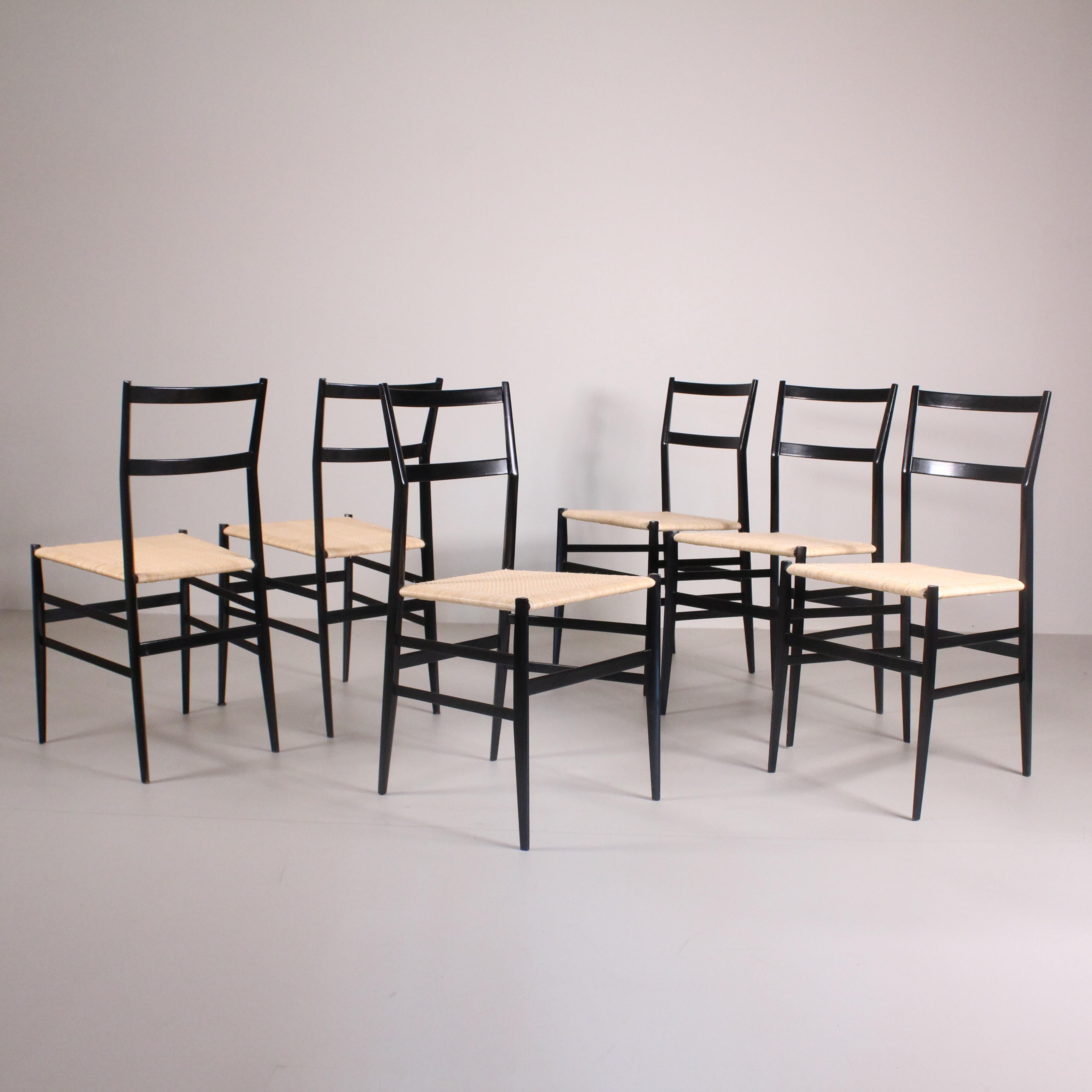 Dieses unglaubliche Set aus 6 Superleggera-Stühlen, das Gio Ponti 1950 für Cassina entworfen hat, verkörpert die Eleganz und Leichtigkeit der modernen Ästhetik. Diese ikonischen Stühle zeichnen sich durch klare, schlanke Linien aus, die die