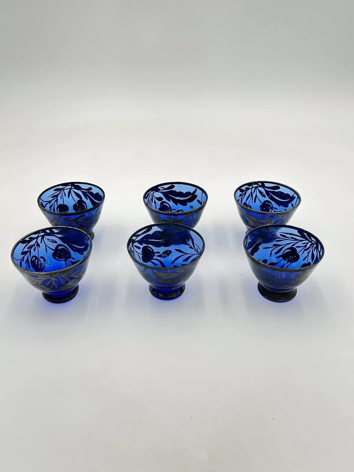 Set Of 6 Art Deco Overlay American Design 1930's Silver Mugs.


Set of Art Deco blue color glass tumblers, American manufacture 1930s with silver decoration.


Measurements :

Height 5 cm

Diameter 8 cm



The item is in good conservative condition,
