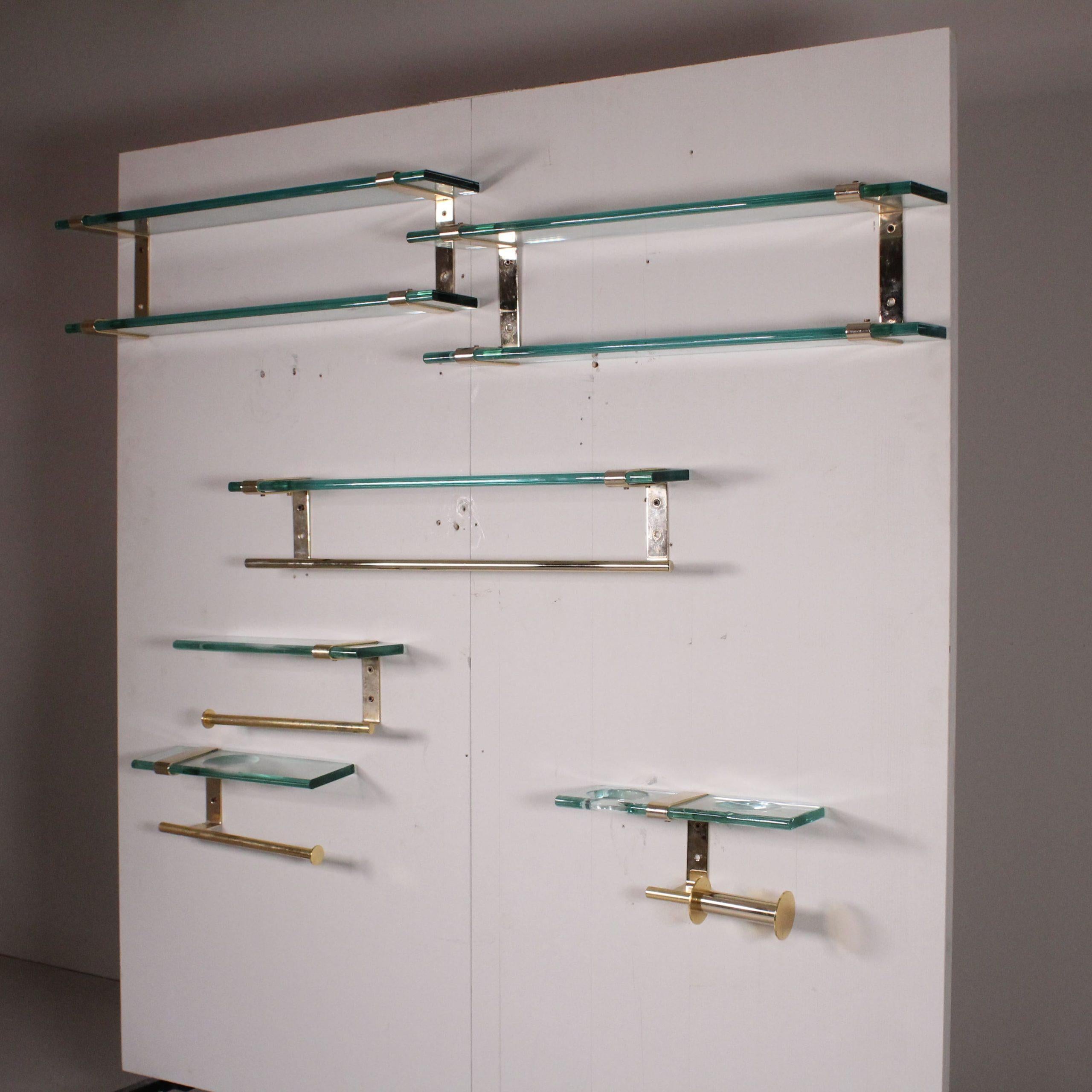uesto set comprende un porta-rotolo, tre porta-asciugamani e mensole che uniscono eleganza e funzionalità in un design raffinato.Realizzato con materiali di alta qualità, il vetro trasparente conferisce un tocco di leggerezza e luminosità, mentre