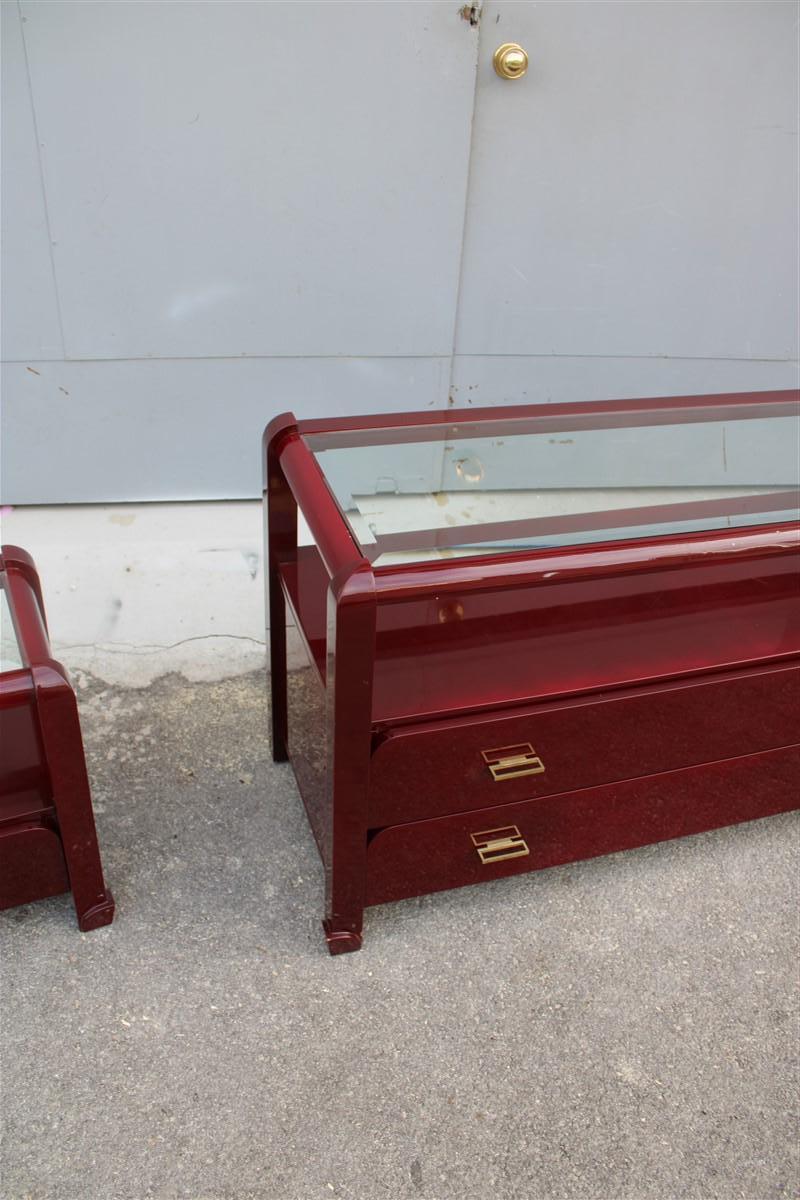 Bedroom dresser and nightstands set in Red Lacquer Tommaso Barbi 1970 brass In Good Condition For Sale In Palermo, Sicily