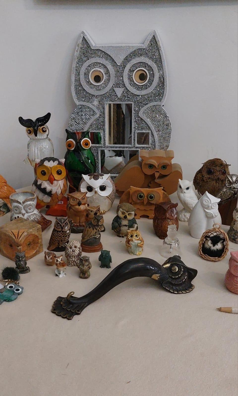 Sculpté à la main Set de collection de hiboux en différents matériaux en vente