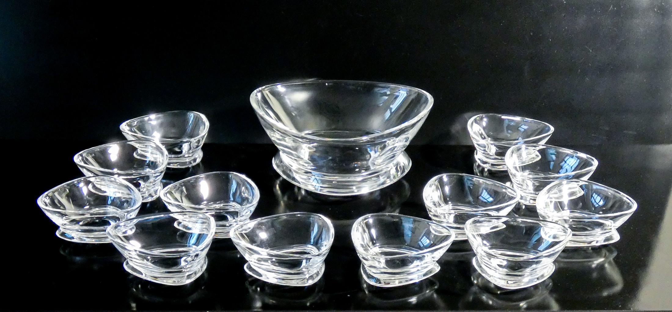 Juego de postres de cristal
compuesto por doce
cuencos pequeños y cuenco grande
servicio, diseño
Angelo MANGIAROTTI
para Cristalleria COLLE.

ORIGEN
Italia

PERÍODO
1980s

DISEÑADOR
Angelo MANGIAROTTI

MARK
Cristalería COLLE

MODELO
Servicio para
