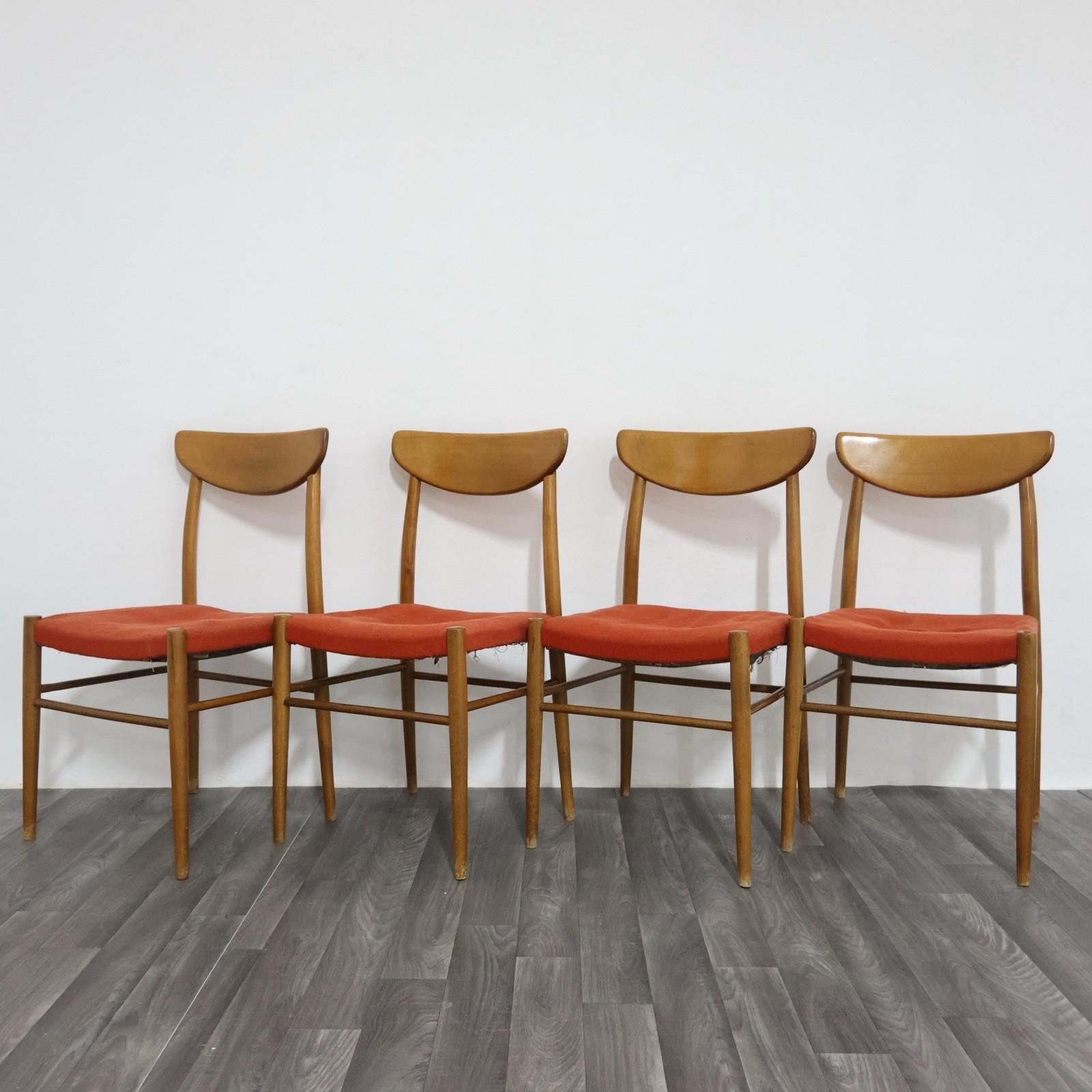 Elegante set di quattro sedie da pranzo in stile scandinavo risalenti agli '60. La maison est réalisée en bois massif, avec des lignes sobres et essentielles, un plan incurvé et une assise en bois rivestita en tesson rose, typique de l'esprit