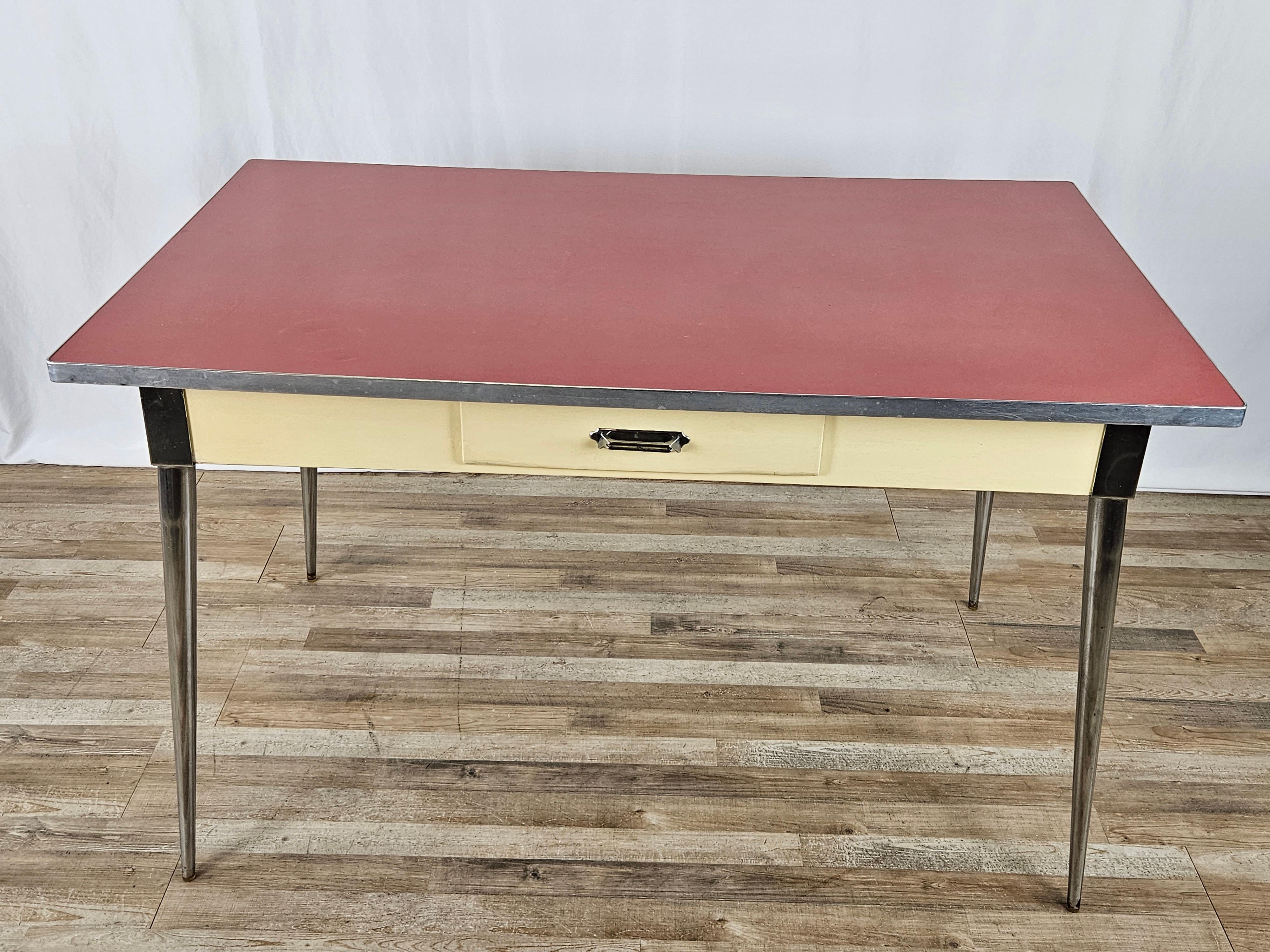 Set da pranzo formato da un tavolo e quattro comode e moderne sedie in formica con struttura in ferro, produzione italiana primi anni '70.

Design moderno e funzionale, si accostano ad ogni genere di arredamento dal modero all'antico.

Molto