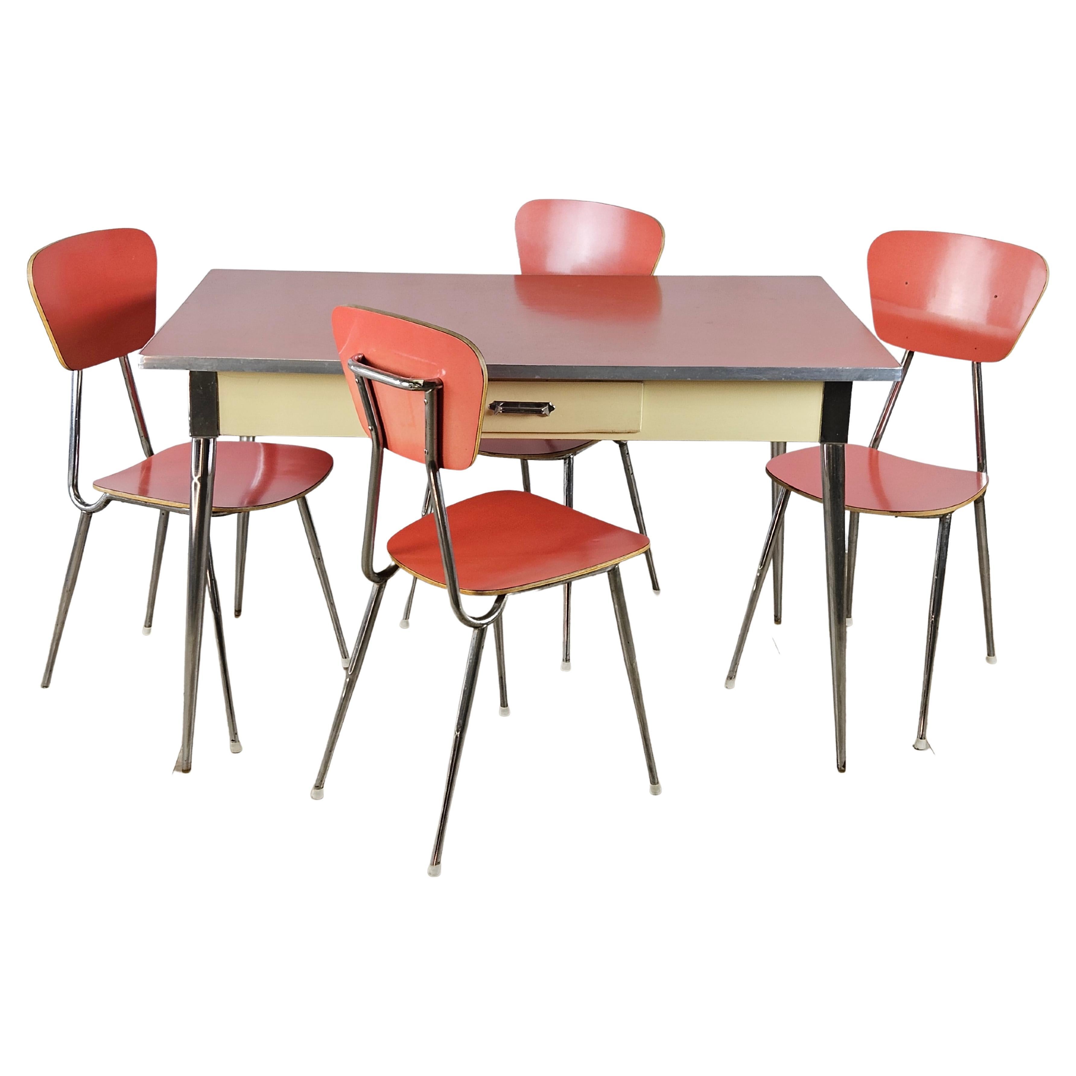Esszimmergarnitur mit rotem Formica-Tisch und 4 Stühlen