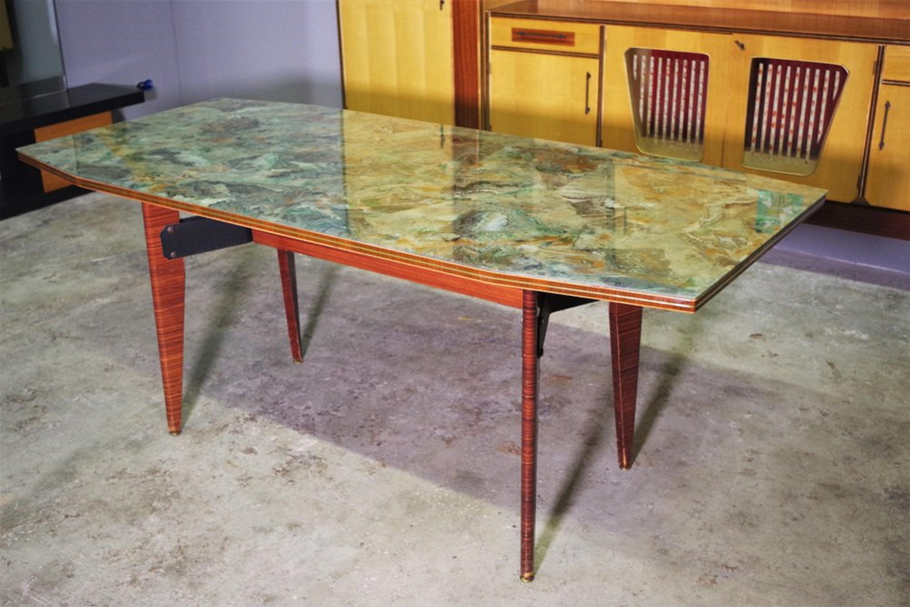 Un set da pranzo elegante, originale e funzionale, perfetto per collezionisti, architetti o appassionati di arredamento mid-century italiano. Questo pezzo unisce design d’autore e fascino senza tempo, ideale per arricchire ambienti vintage o moderni