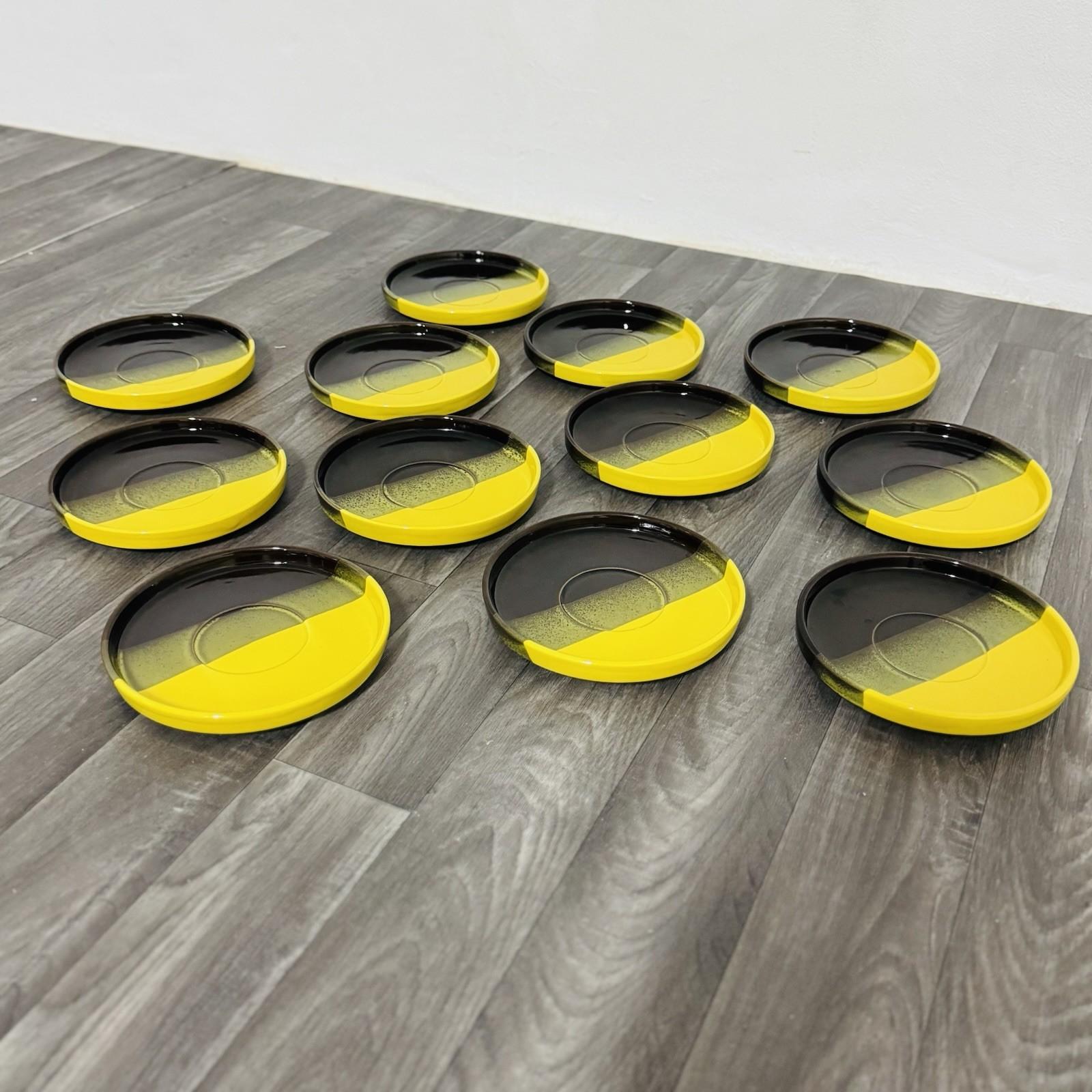 Fascinante juego de mesa vintage compuesto por 12 piezas de cerámica producidas por Ceramiche SIC en los años 70. El diseño está fuertemente influenciado por el estilo Space Age, caracterizado por líneas claras y contrastes cromáticos