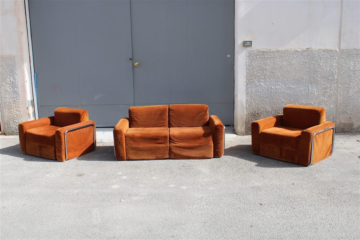 Ensemble de salon italien de 1970 en velours orange et acier minimal 
fauteuils hauteur 65 cm, profondeur 75 cm, largeur 96 cm, hauteur d'assise 40 cm