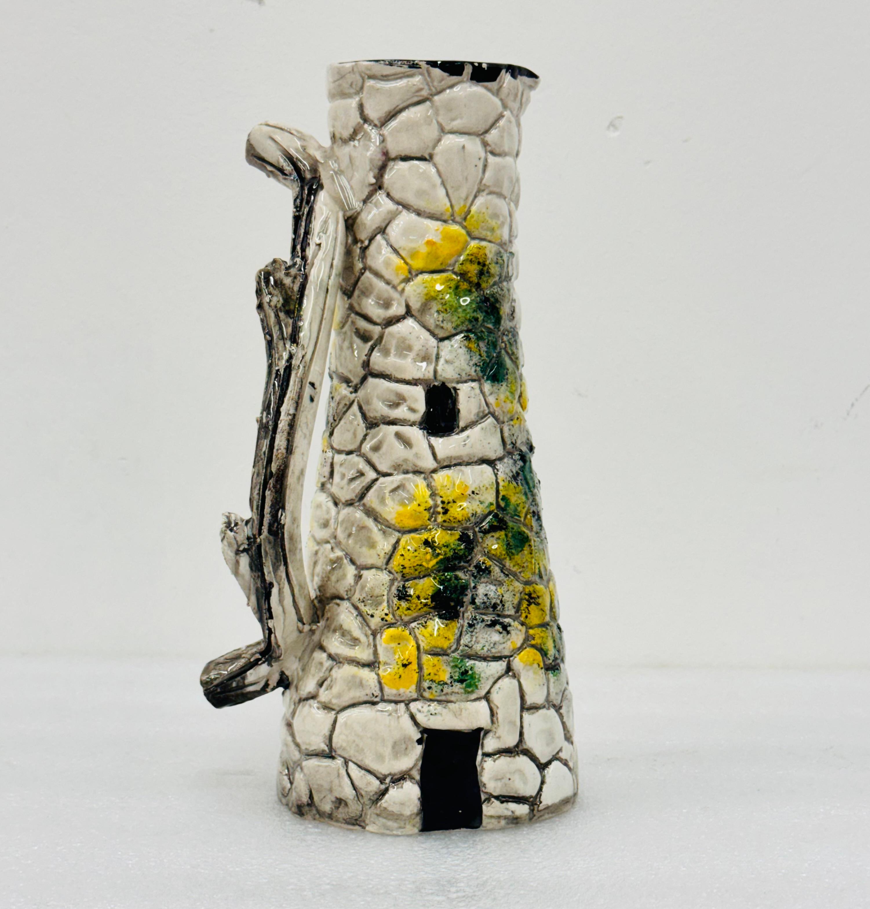 Inusuale set da tavola composto da una brocca con 6 boccali.
La forma raffigura figure di donne della Sardegna in abito tradizionale del passato, sullo sfondo dei 