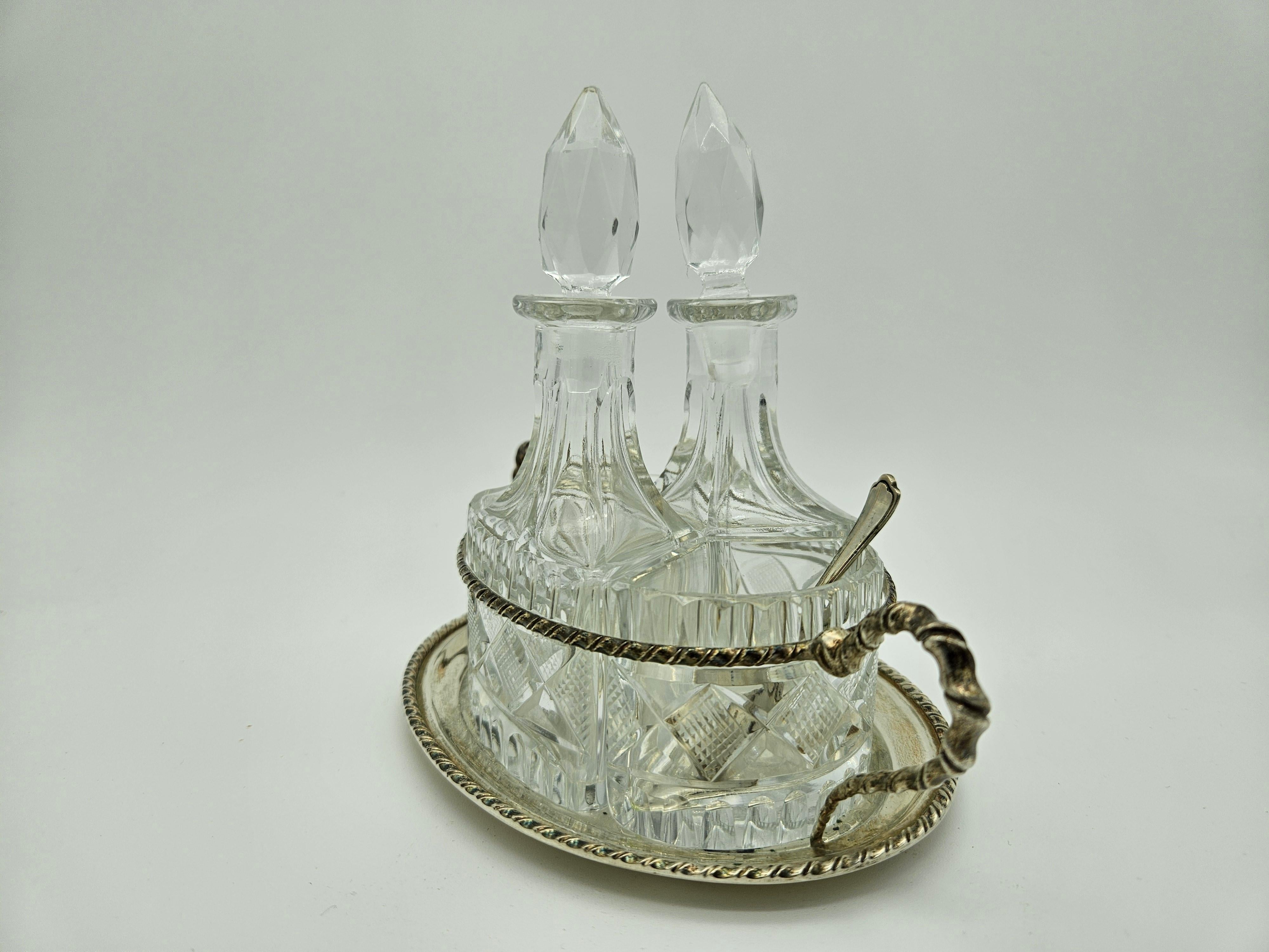 Oil and vinegar set with two jars and spoons, probably 20th century Italian production .
Glass and silver.

The set shows normal signs of wear due to age and use.
