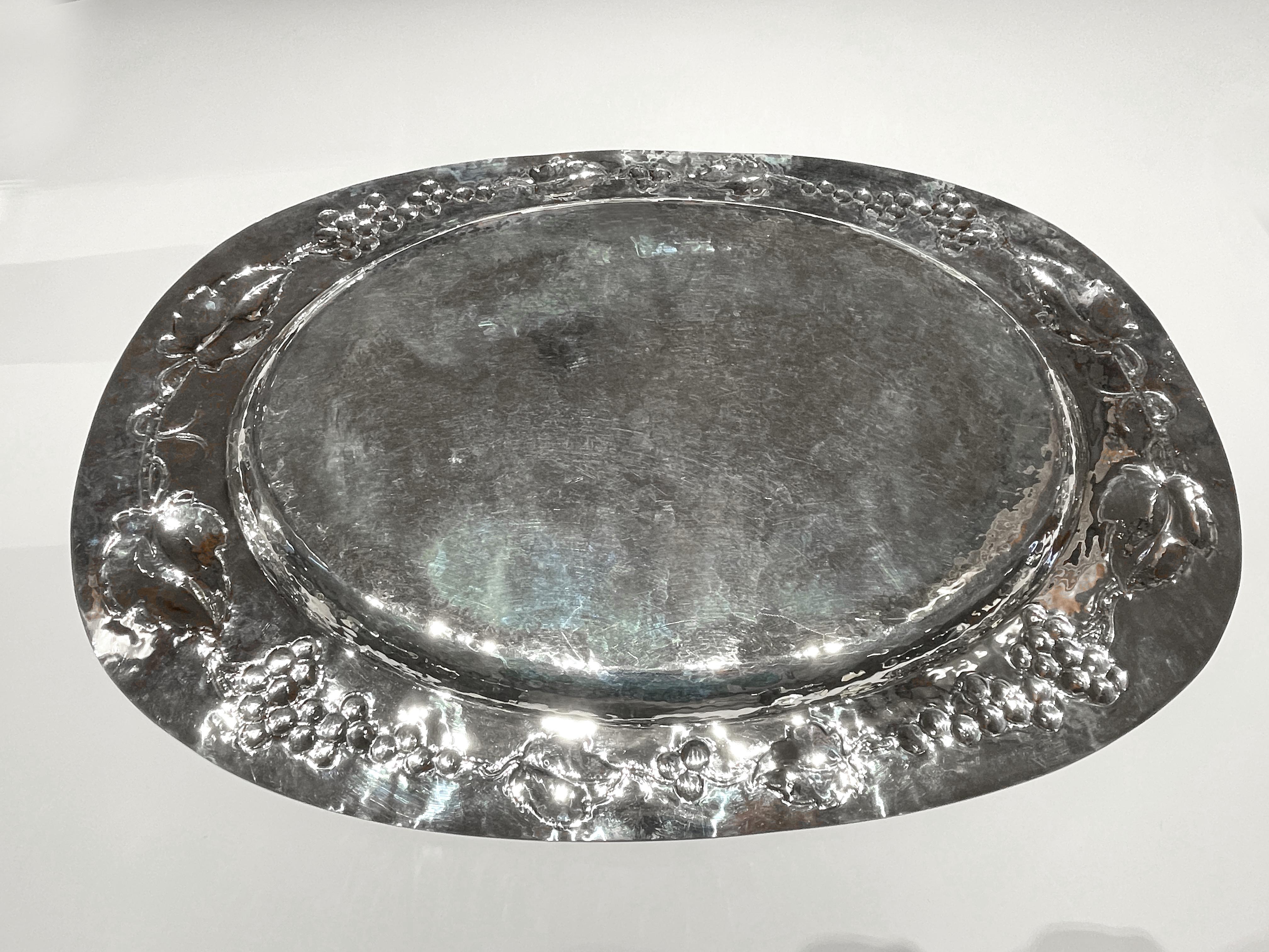 Set of 6 glasses, carafe and tray in chiseled silver, Brandimarte. For Sale 5